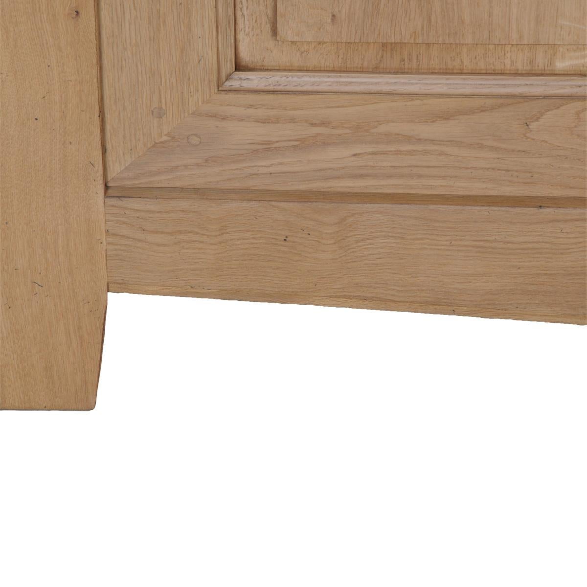 2-türiger 3-Schubladen-Schrank aus massiver Eiche, eine Interpretation des französischen Directoire-Stils im Angebot 3