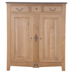 Armoire à 2 portes et 3 tiroirs en chêne massif, une interprétation du style Directoire français.