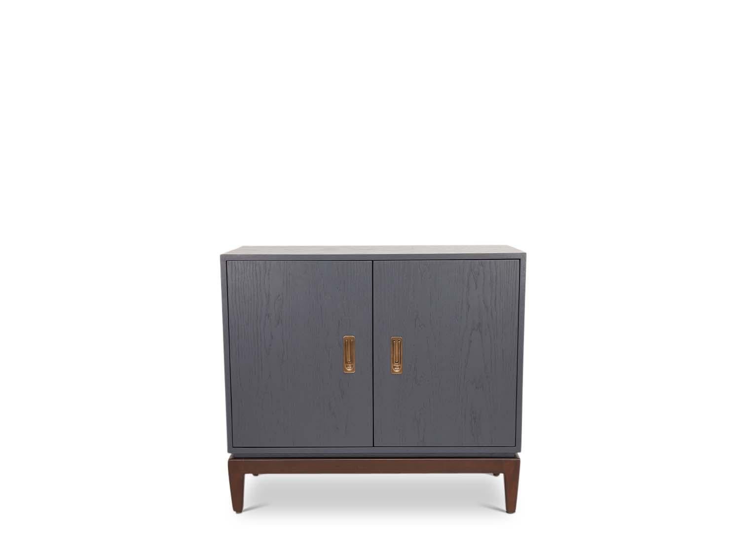 Der 2-türige Arcadia-Schrank verfügt über zwei Türen, handgefertigte Beschläge im Vintage-Stil und einen skulpturalen Sockel aus massivem amerikanischem Walnuss- oder Weißeichenholz.

Die Lawson-Fenning Collection'S wird in Los Angeles, Kalifornien,