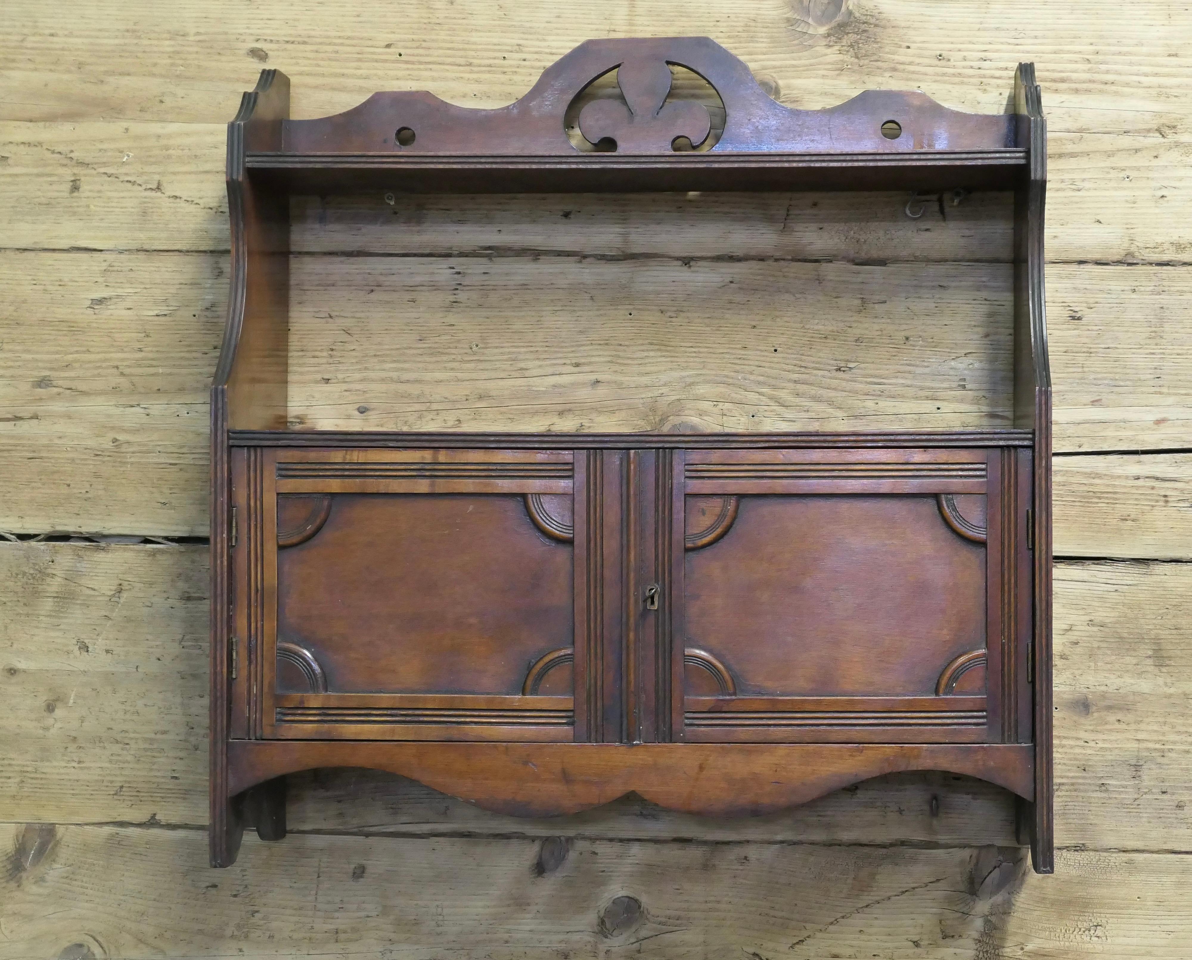 2-türiger Art Deco Design Wandschrank mit Regal

Ein großes kleines Stück, in Nussbaum gemacht, hat der Schrank ein oberes Regal und Lagerung im Inneren des 2-Tür-Schrank, der einen Schlüssel hat, sind die Türen schön mit einem geometrischen Design