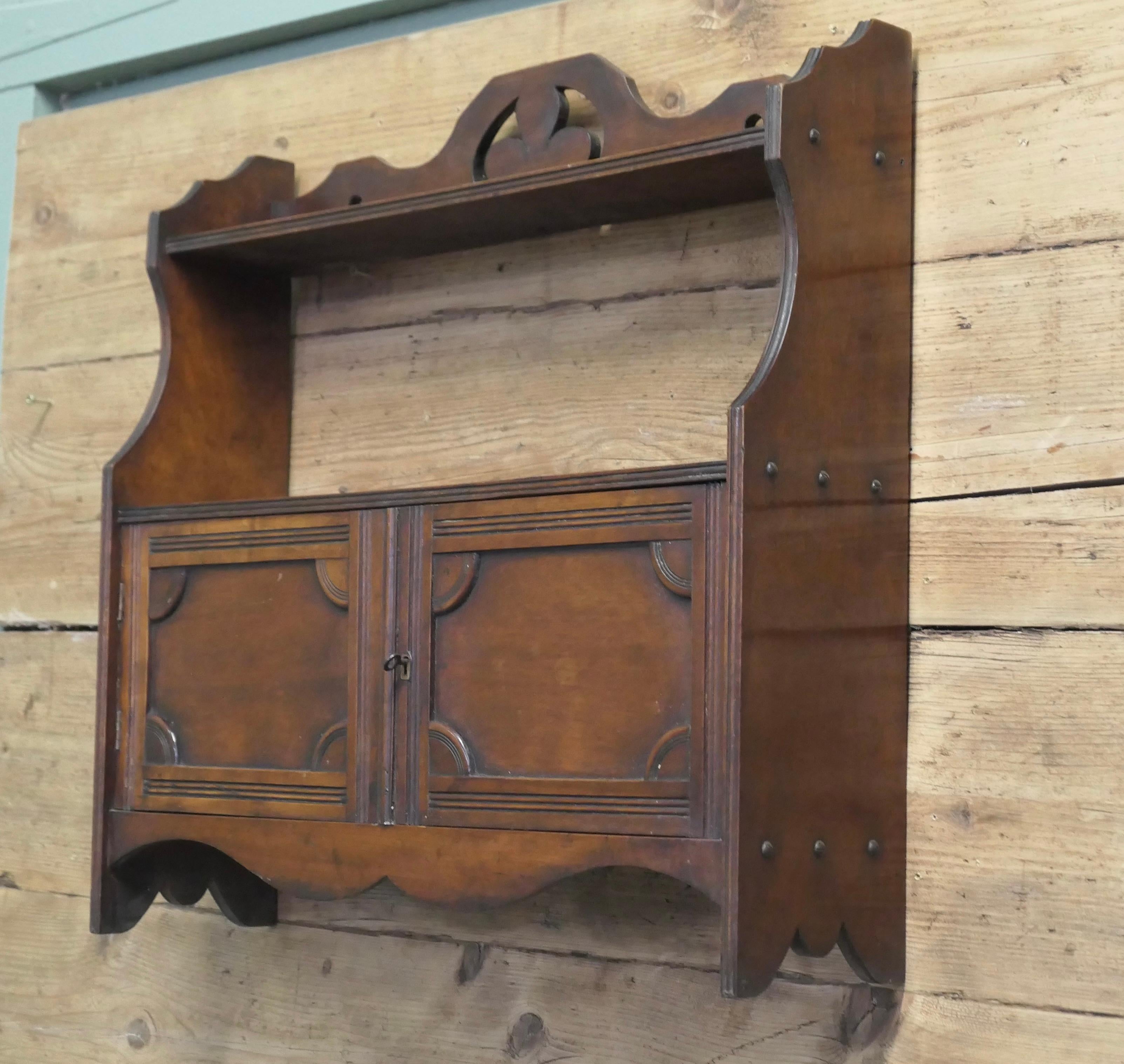 2-türiger Art Deco Design Wandschrank mit Regal  Ein tolles kleines Stück (Arts and Crafts) im Angebot
