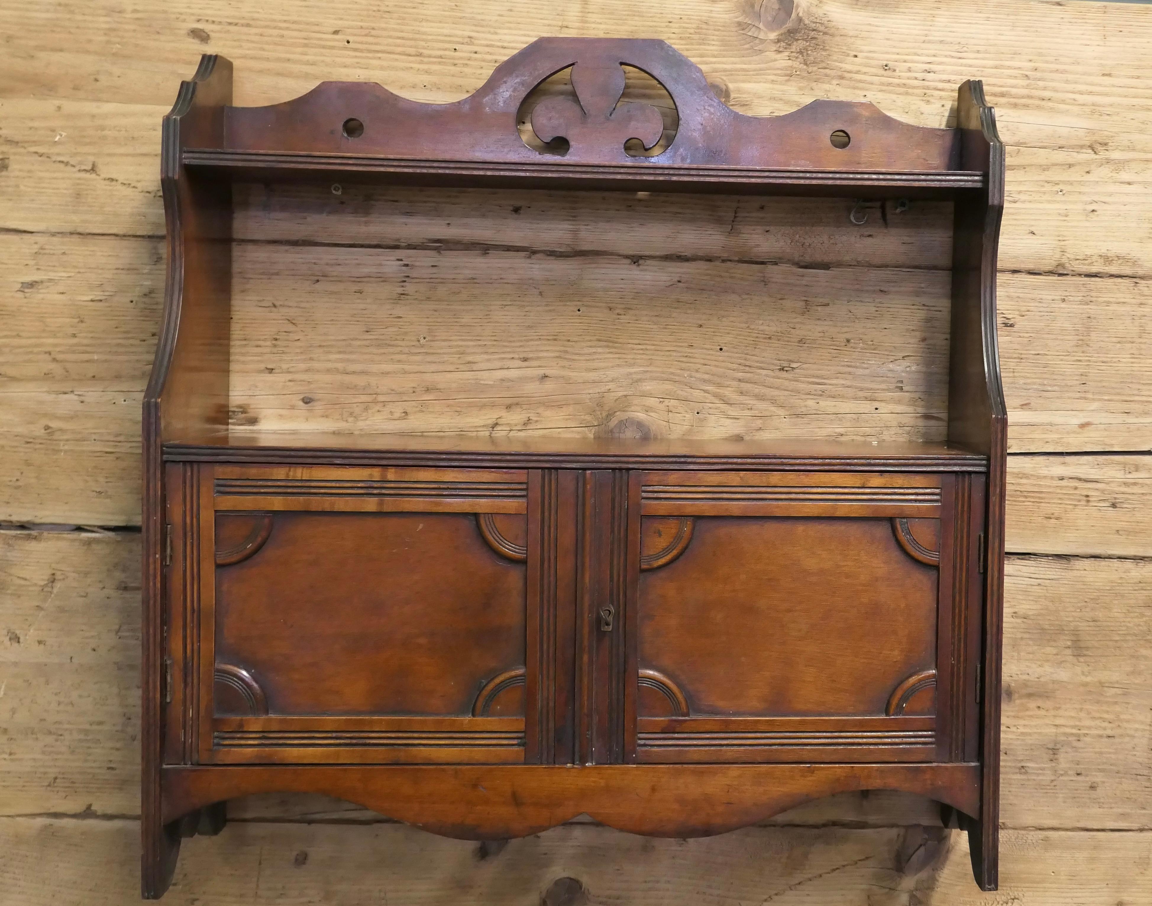 2-türiger Art Deco Design Wandschrank mit Regal  Ein tolles kleines Stück im Zustand „Gut“ im Angebot in Godshill, Isle of Wight