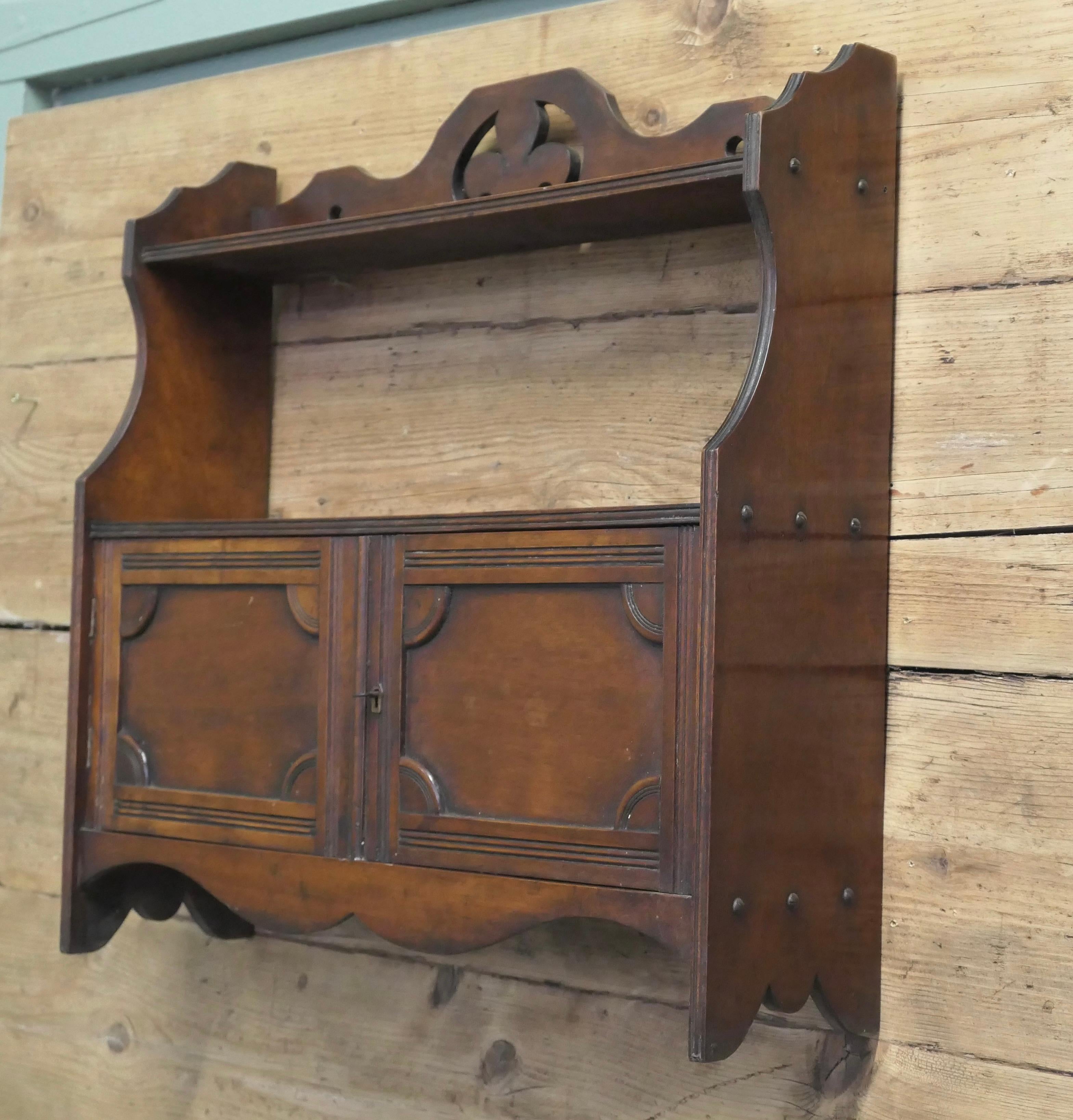 2-türiger Art Deco Design Wandschrank mit Regal  Ein tolles kleines Stück (Frühes 20. Jahrhundert) im Angebot