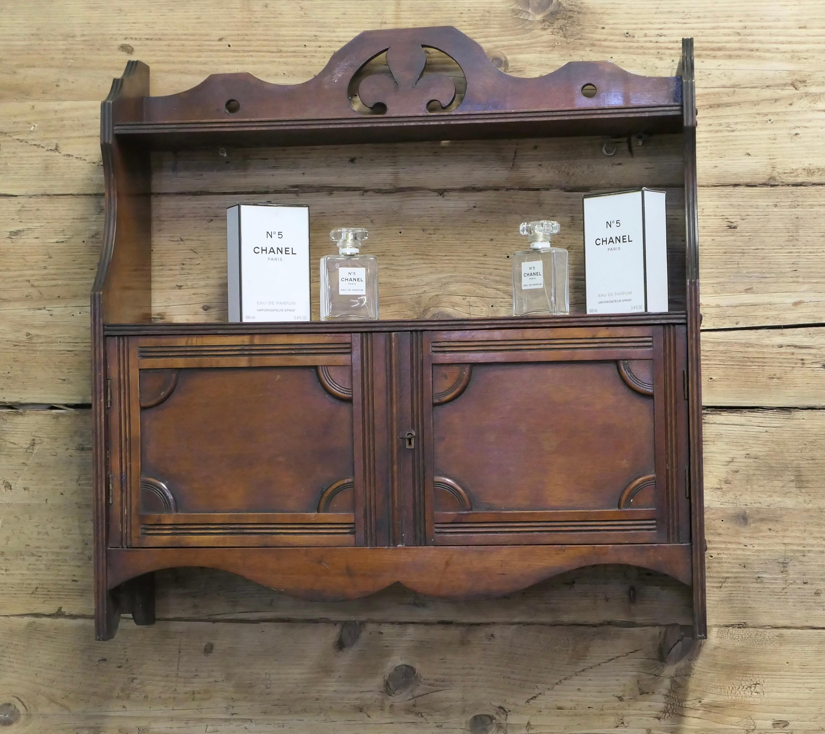 2-türiger Art Deco Design Wandschrank mit Regal  Ein tolles kleines Stück (Walnuss) im Angebot