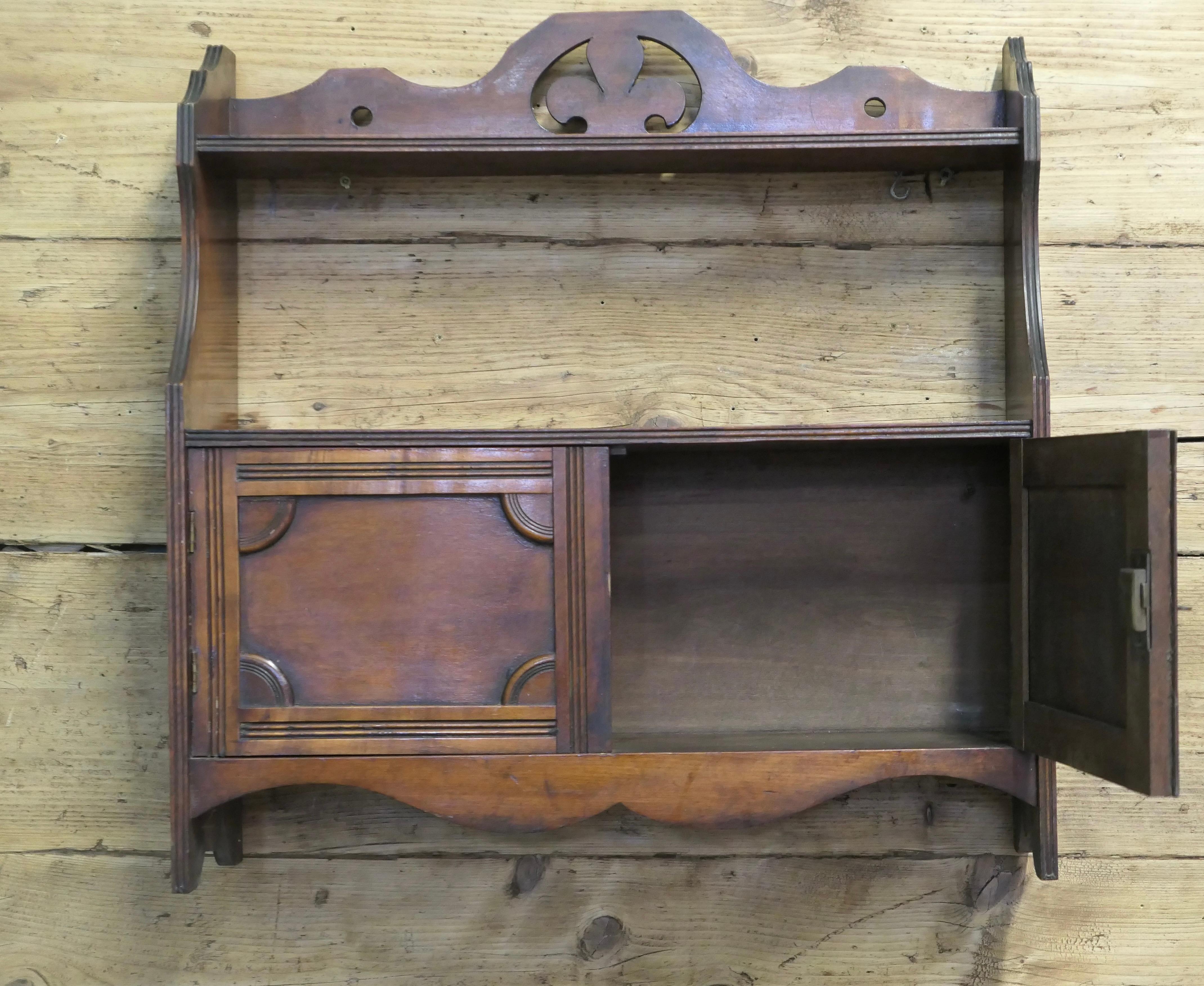 2-türiger Art Deco Design Wandschrank mit Regal  Ein tolles kleines Stück im Angebot 1