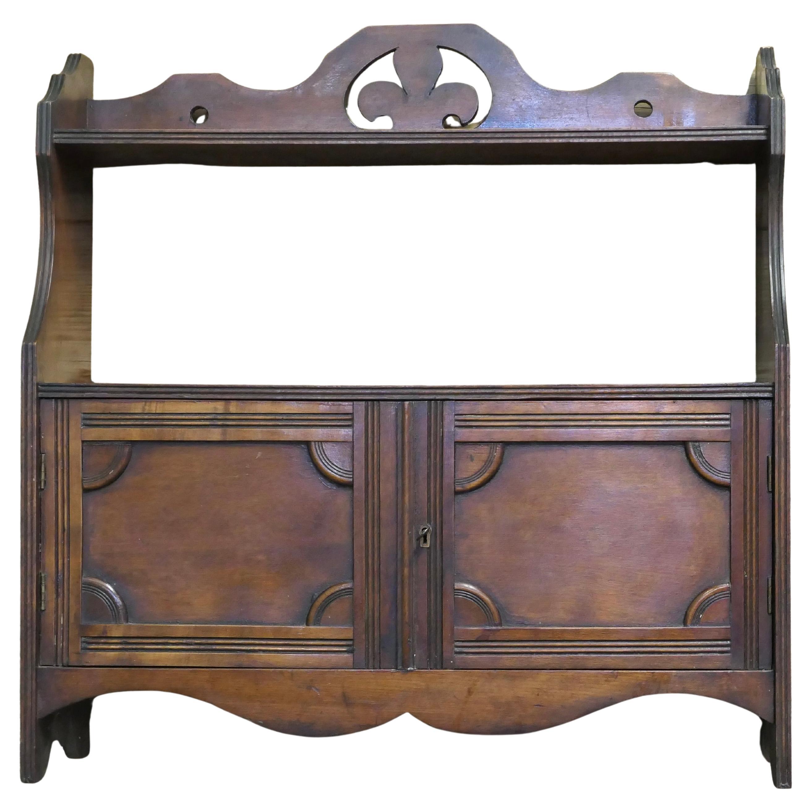 2-türiger Art Deco Design Wandschrank mit Regal  Ein tolles kleines Stück