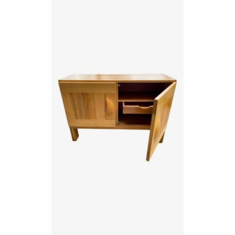 Credenza a 2 porte in olmo di Maison Regain, Francia, anni '60
 
 Design vintage
 Maison Regain, Credenza a tre ante in olmo, anni '60
 Maison Regain, rara credenza a due ante rettangolari in olmo biondo. Ogni porta, montata a sbalzo sul telaio, è