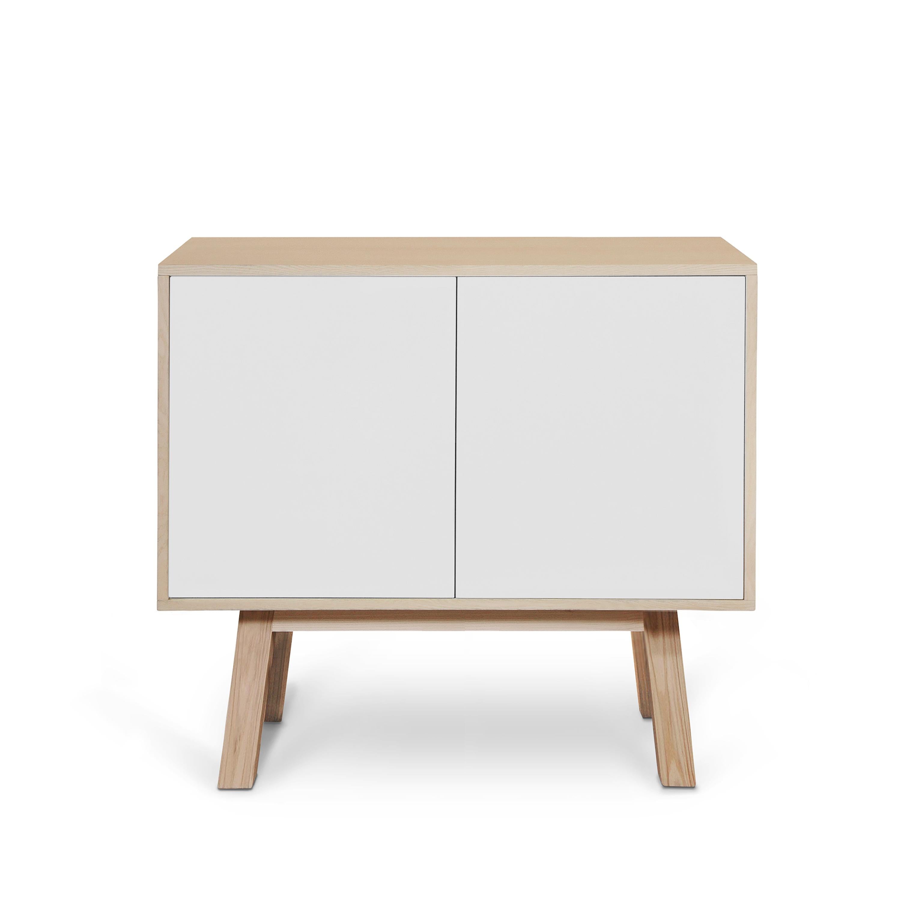 Armario escandinavo blanco de 2 puertas artesanal francés de Eric Gizard, París Lacado en venta