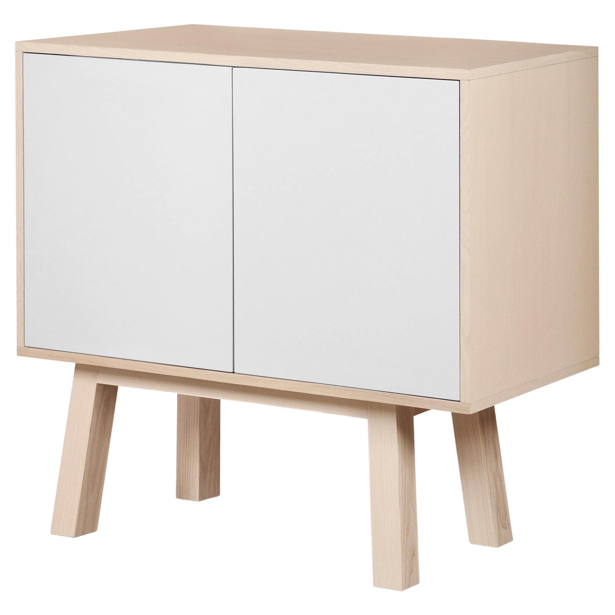 Armario escandinavo blanco de 2 puertas artesanal francés de Eric Gizard, París en venta