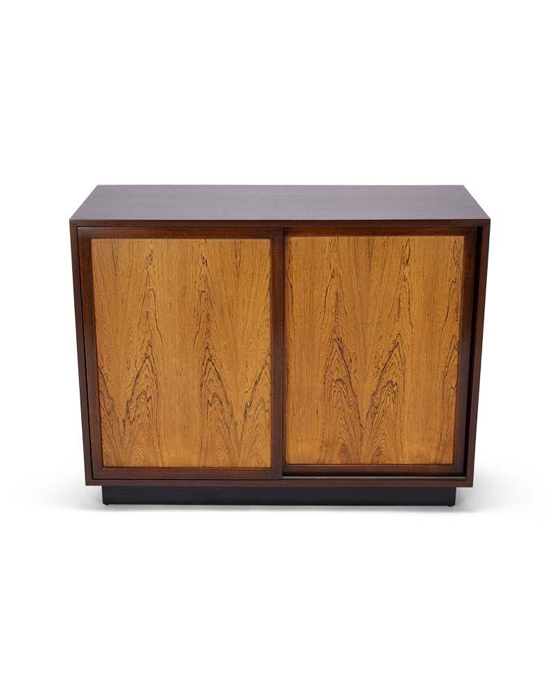 Mid-Century Modern Crédence 2 portes en acajou par Harvey Probber en vente