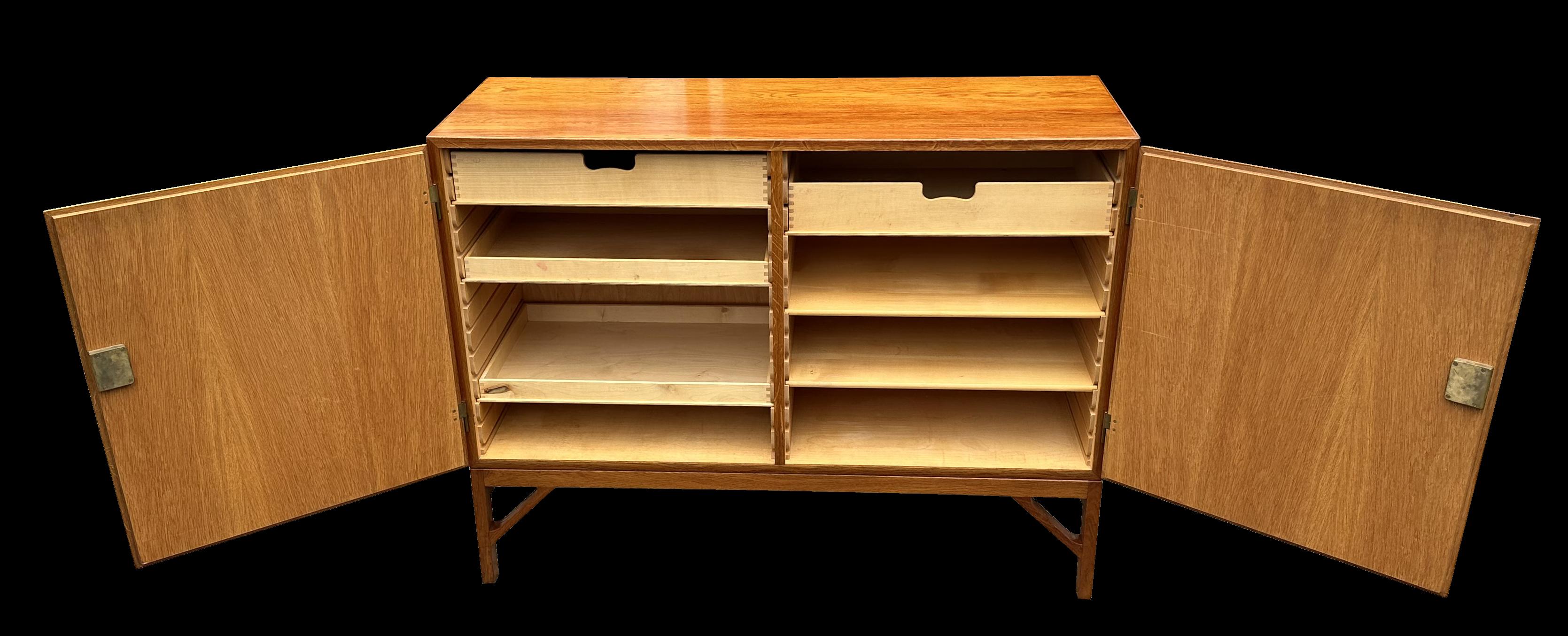 Armario de roble de 2 puertas de Borge Mogensen para FDB Mobler en Bueno estado para la venta en Little Burstead, Essex