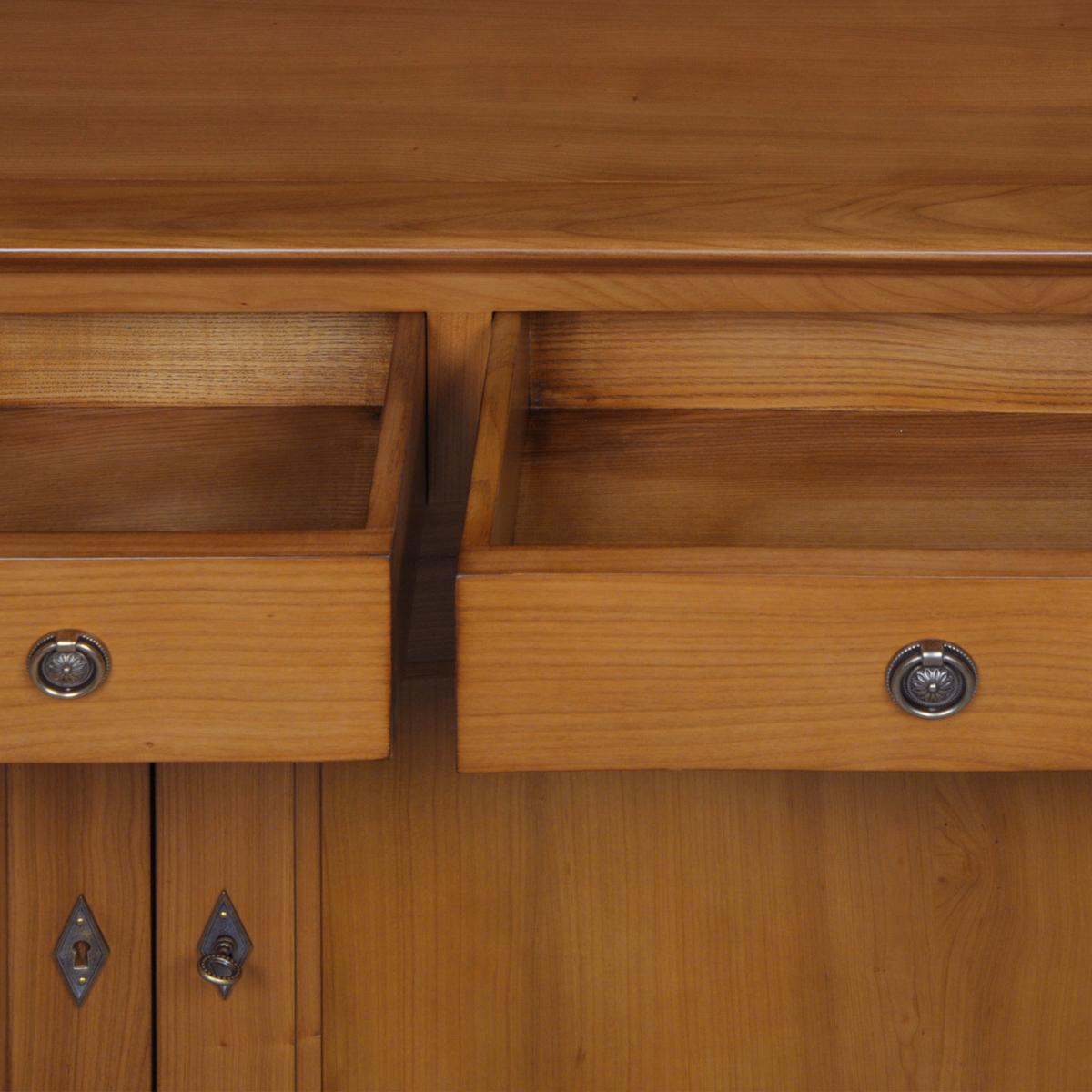 Mordenzato Buffet a 2 ante in legno massiccio di ciliegio, realizzato a mano in stile provinciale francese. in vendita