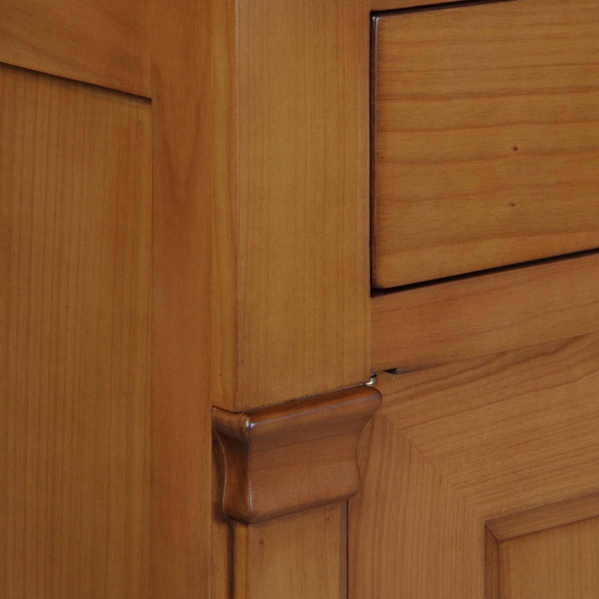Ottone Buffet a 2 ante in legno massiccio di ciliegio, realizzato a mano in stile provinciale francese. in vendita