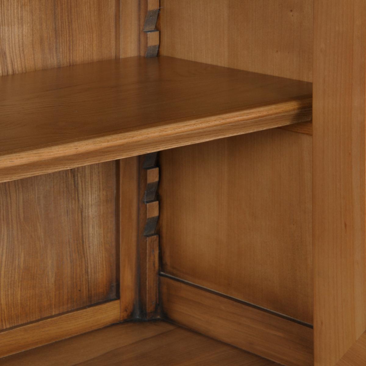 Buffet a 2 ante in legno massiccio di ciliegio, realizzato a mano in stile provinciale francese. in vendita 1