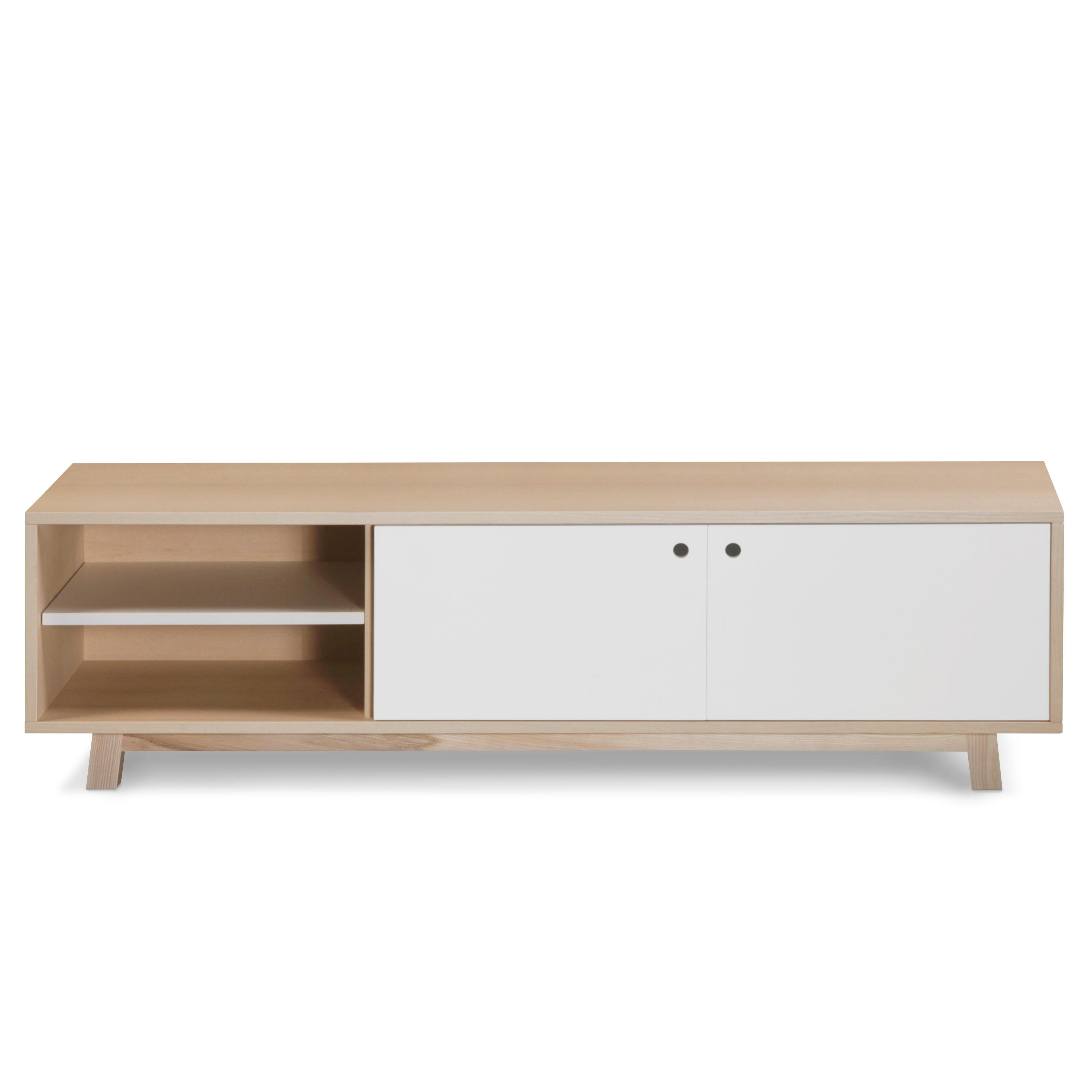 French handcrafted white wooden 2-Door TV cabinet, design by Eric Gizard, Paris For Sale 2