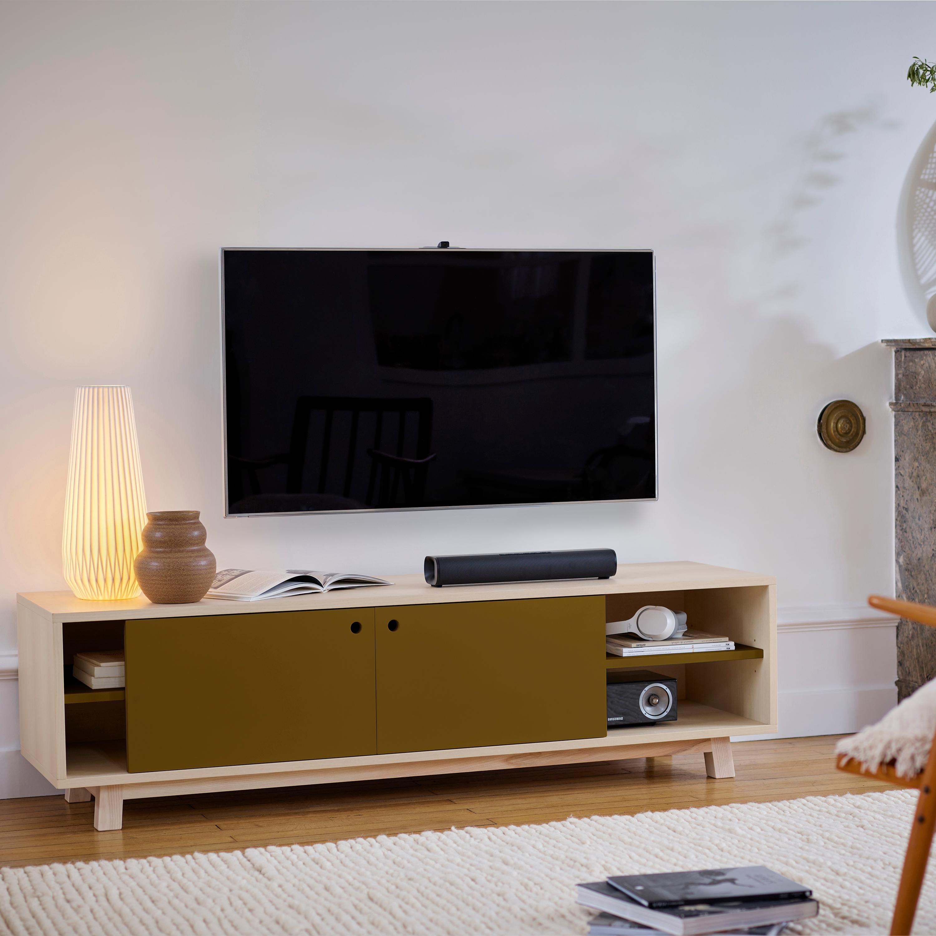 Ce meuble TV avec 2 portes coulissantes est conçu par Eric Gizard - Paris.

Il est 100% fabriqué en France avec du frêne massif et plaqué et des portes en MDF laqué. 

Pour tirer la porte, utilisez l'œillet rond. 
2 tablettes en bois réglables sur