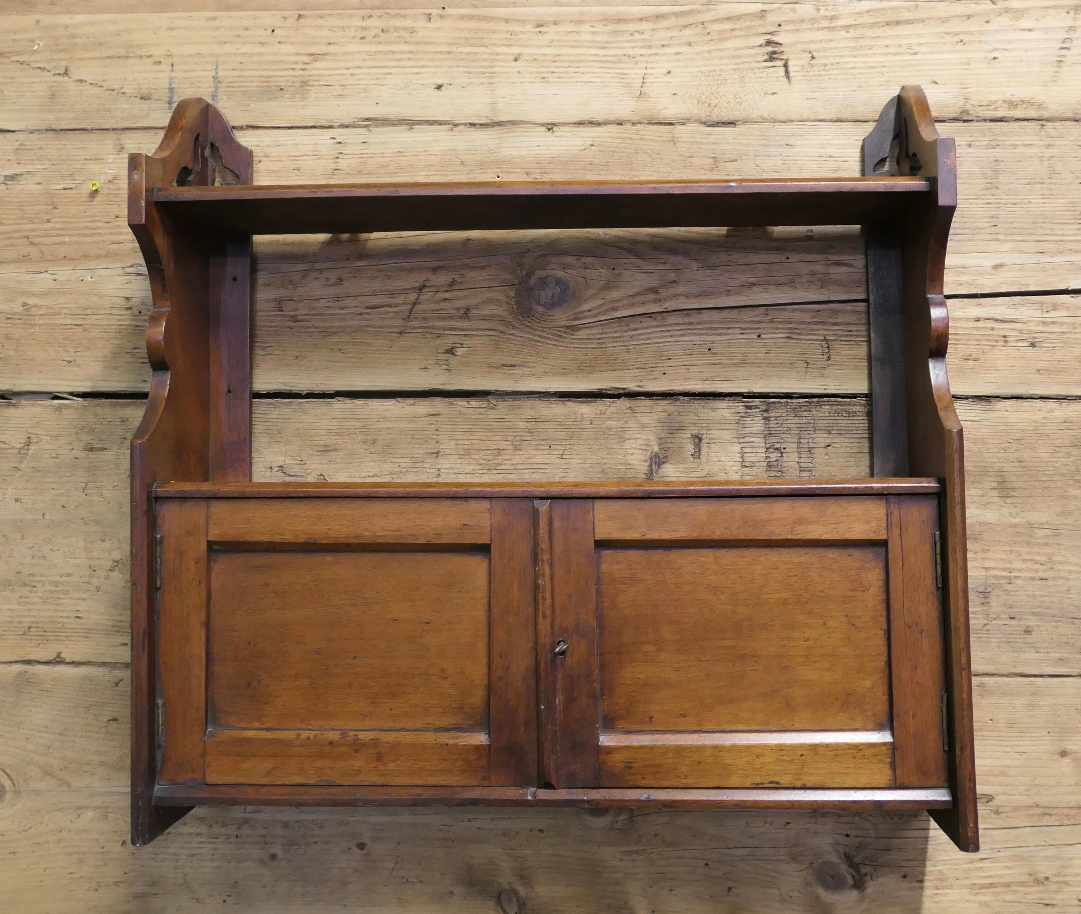 2-türiger Nussbaum-Wandschrank   Ein großartiges, kleines Stück aus Nussbaumholz (Arts and Crafts) im Angebot