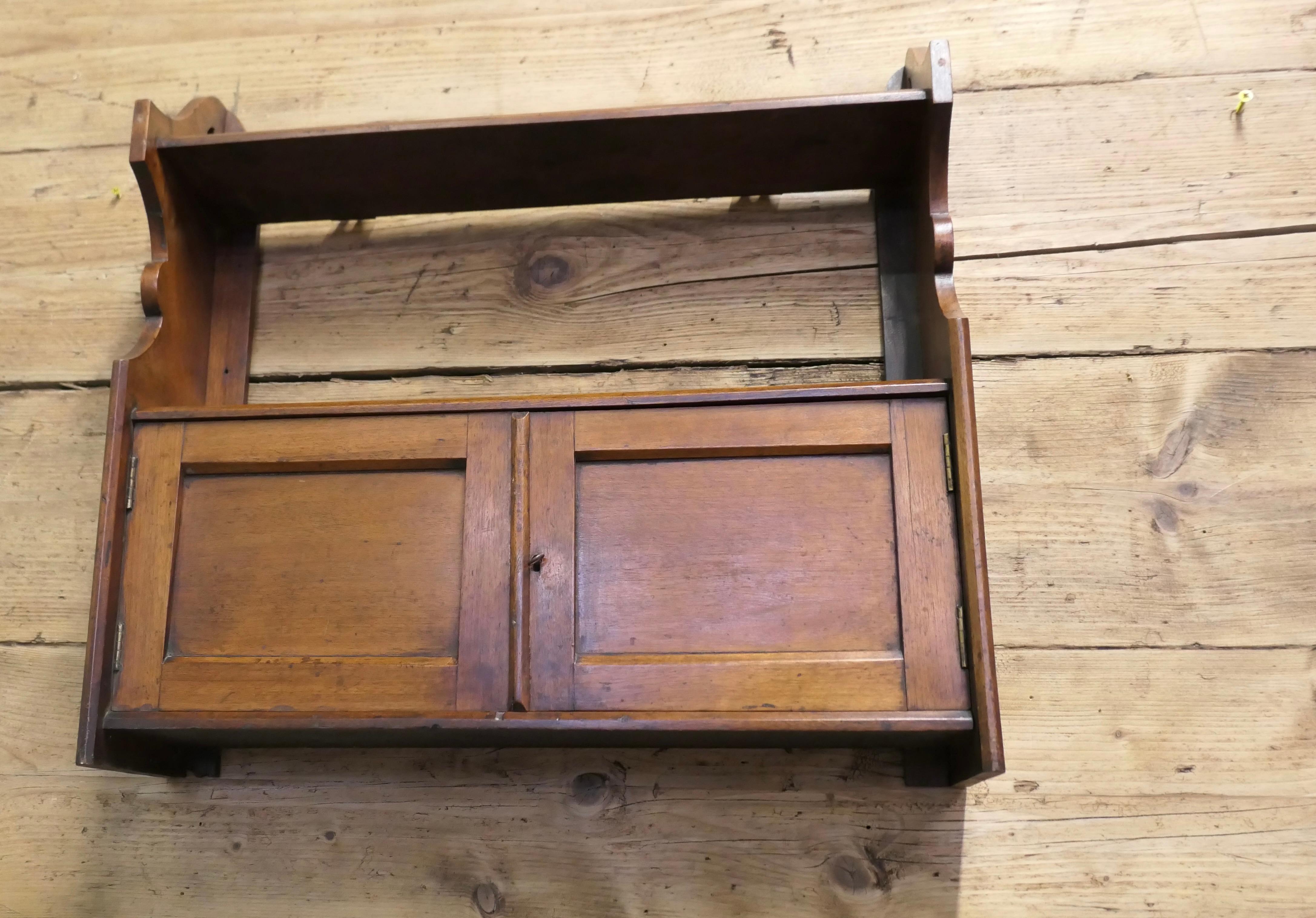 2-türiger Nussbaum-Wandschrank   Ein großartiges, kleines Stück aus Nussbaumholz im Zustand „Gut“ im Angebot in Godshill, Isle of Wight