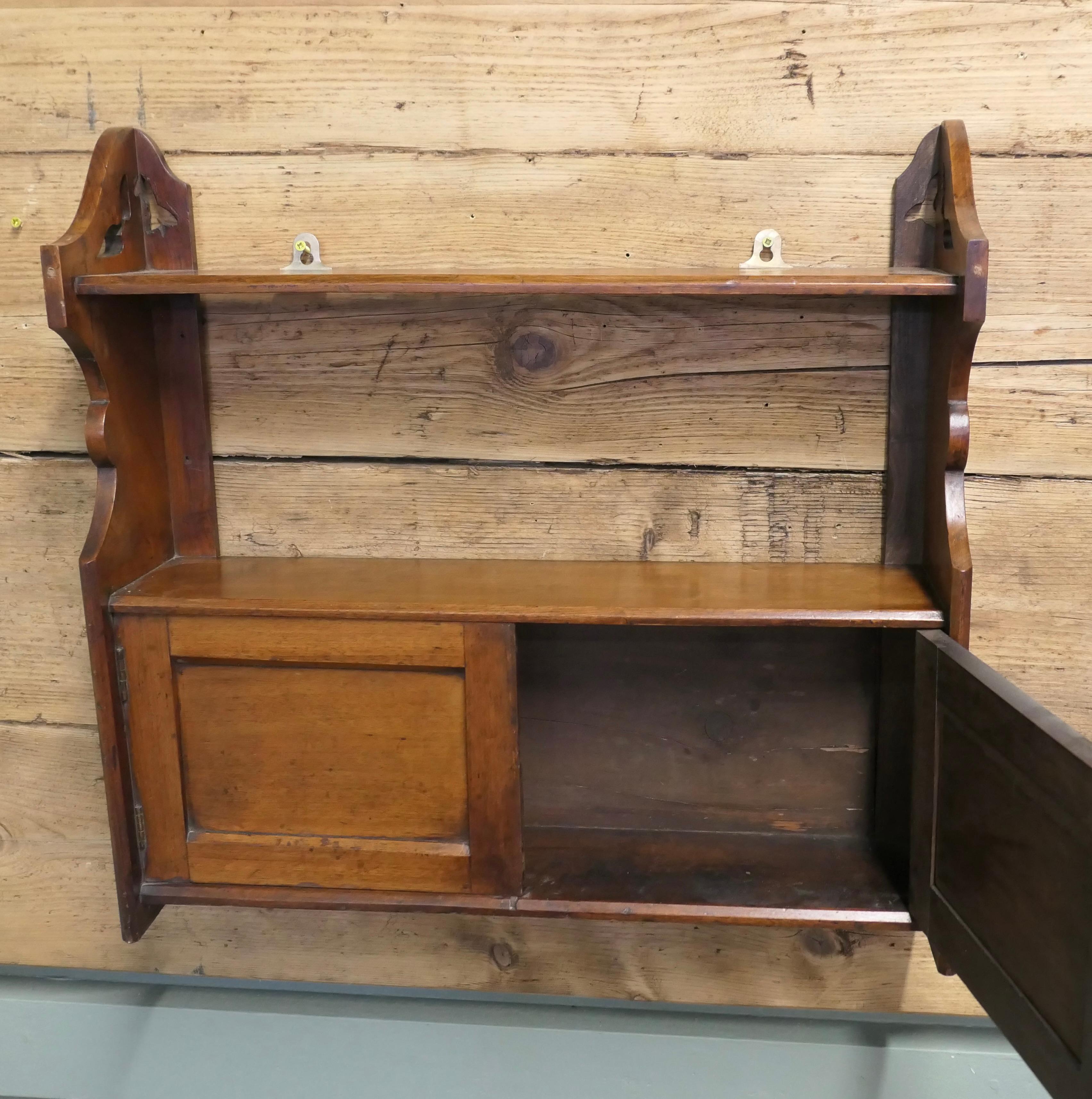 2-türiger Nussbaum-Wandschrank   Ein großartiges, kleines Stück aus Nussbaumholz (19. Jahrhundert) im Angebot