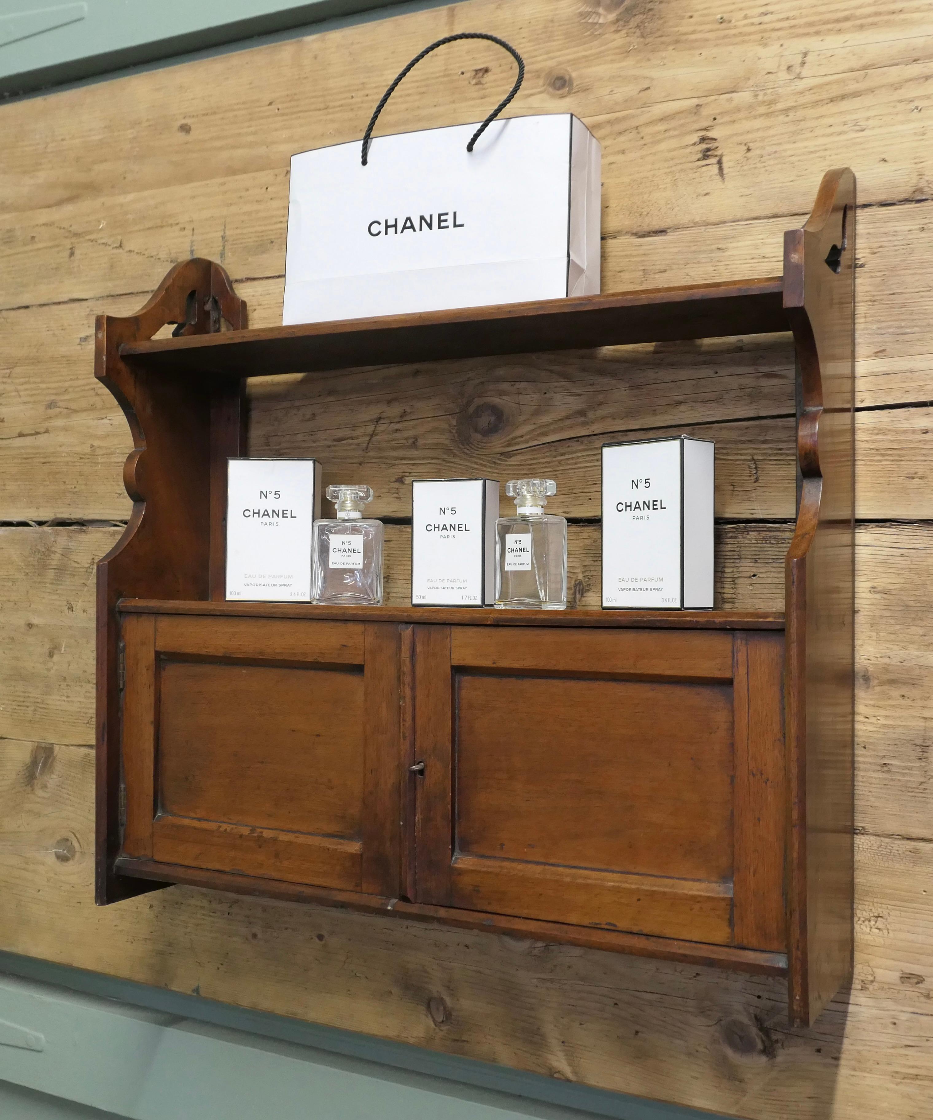 2-türiger Nussbaum-Wandschrank   Ein großartiges, kleines Stück aus Nussbaumholz (Walnuss) im Angebot