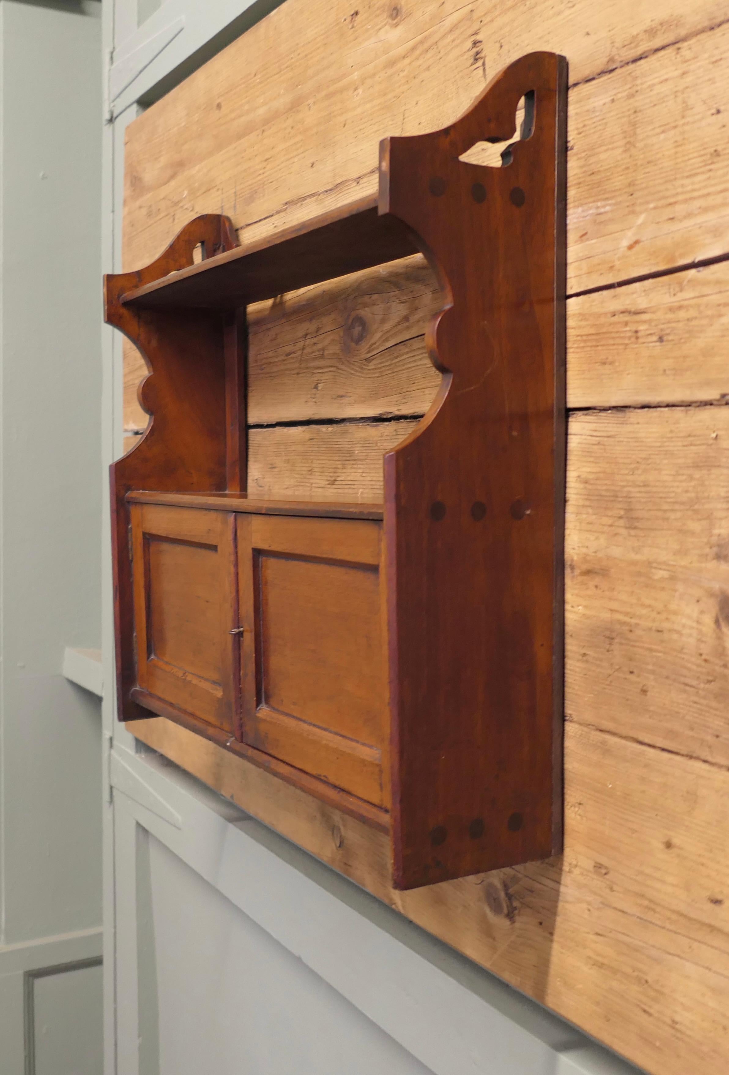 2-türiger Nussbaum-Wandschrank   Ein großartiges, kleines Stück aus Nussbaumholz im Angebot 1