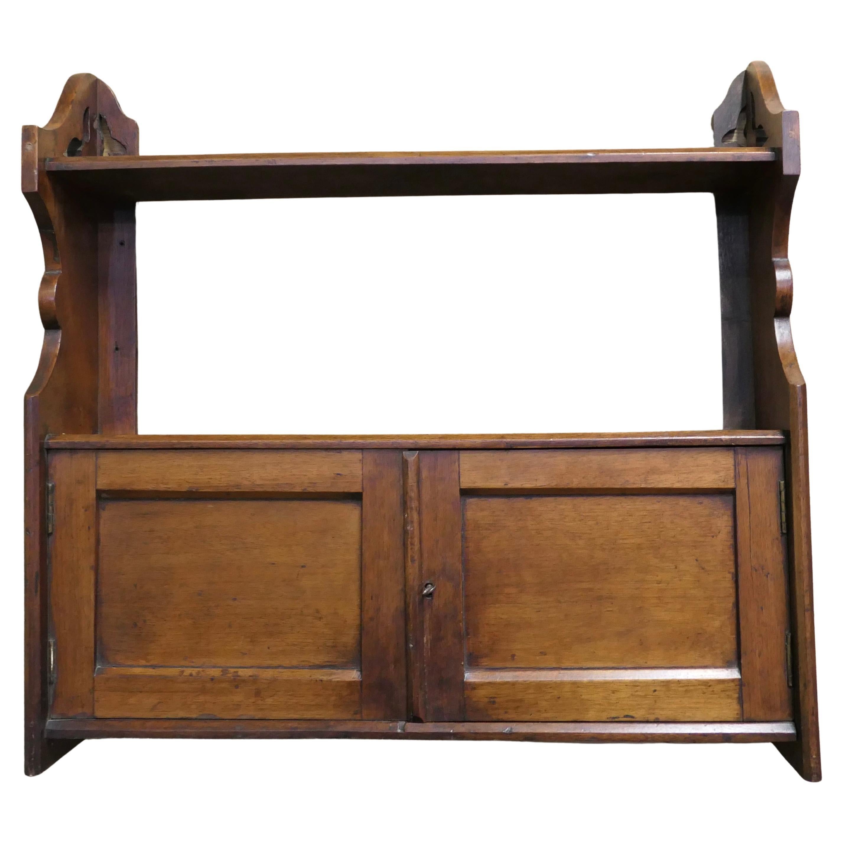 2-türiger Nussbaum-Wandschrank   Ein großartiges, kleines Stück aus Nussbaumholz im Angebot