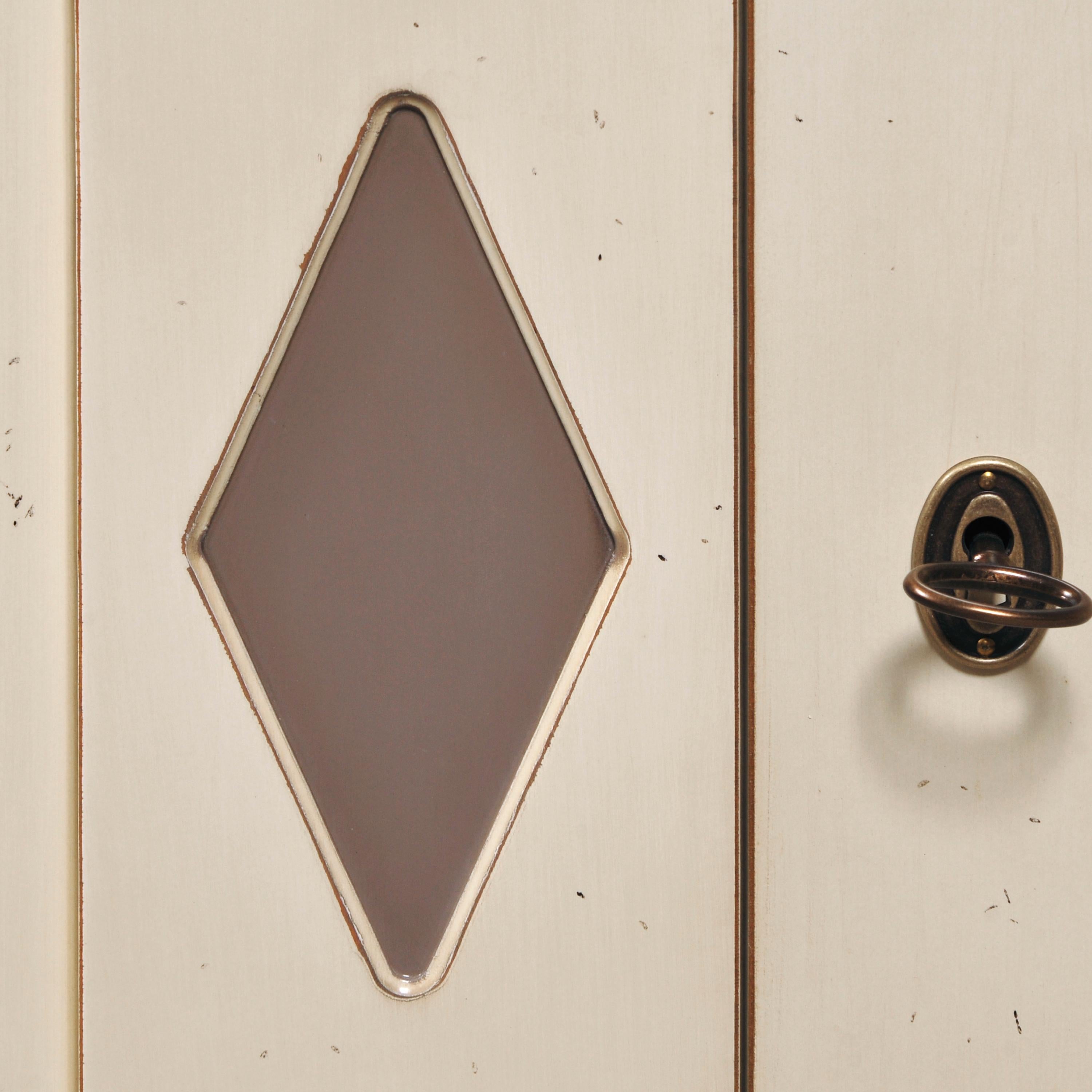 Klassischer Schrank mit 2 Türen aus Kirschbaumholz, weiß-creme lackiert, 100 % Made in France (Neoklassisch) im Angebot