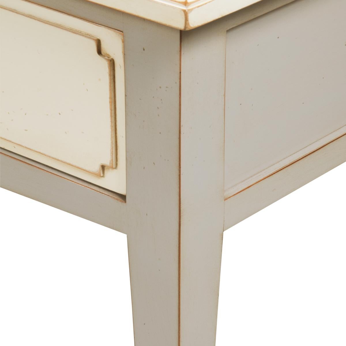 Legno Tavolino a 2 cassetti in legno massiccio di ciliegio, laccato bianco-crema e grigio in vendita