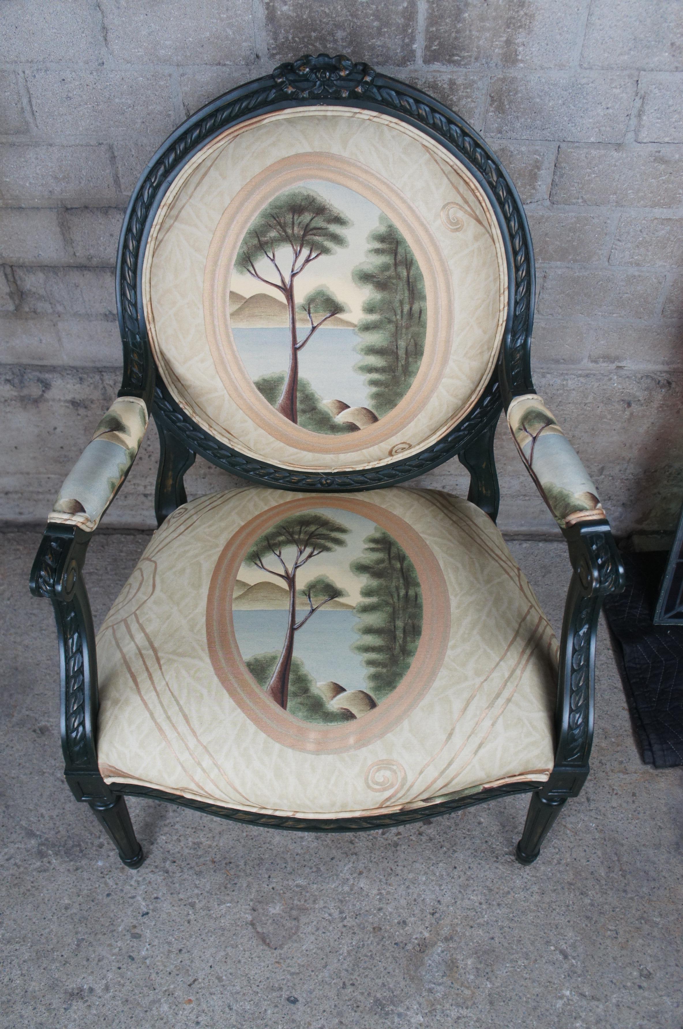 20ième siècle 2 fauteuils néoclassiques Louis XVI à dossier ballon français Drexel Heritage en vente