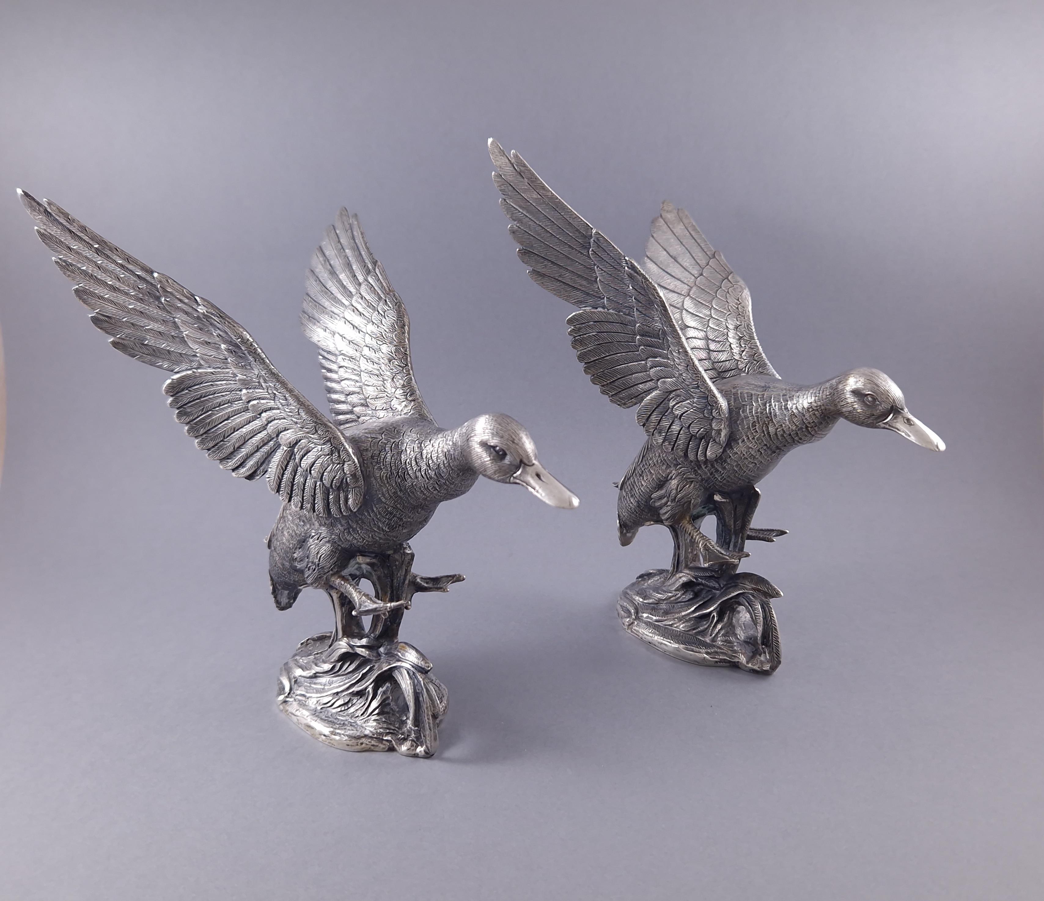Two sterling silver sculptures representing flying ducks. The base decorated with foliage 
Silver hallmark 800 
Italian work around 1970 by the Silversmith Miracoli in Milan 
Height 18 cm 
Width. 18 cm 
Weight: 1627 grams