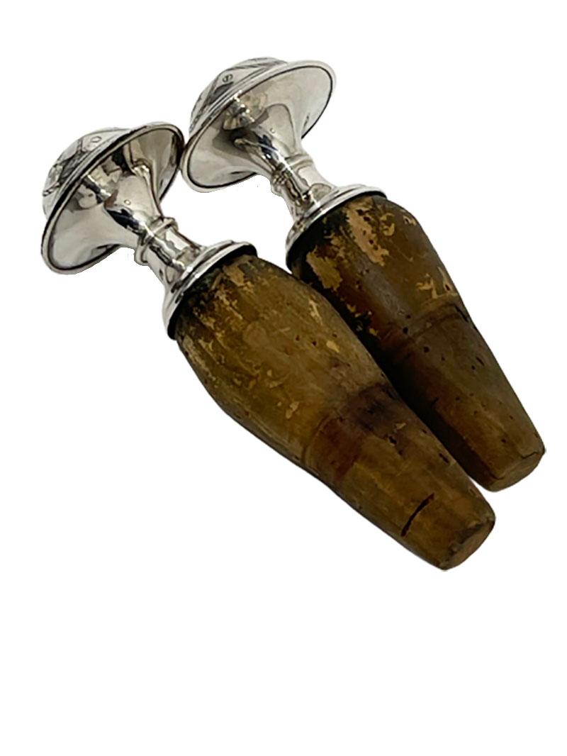 2 Dutch Silver Wine Bottle or Bottle Stoppers, by Van Kempen and Begeer, 1920s In Good Condition For Sale In Delft, NL