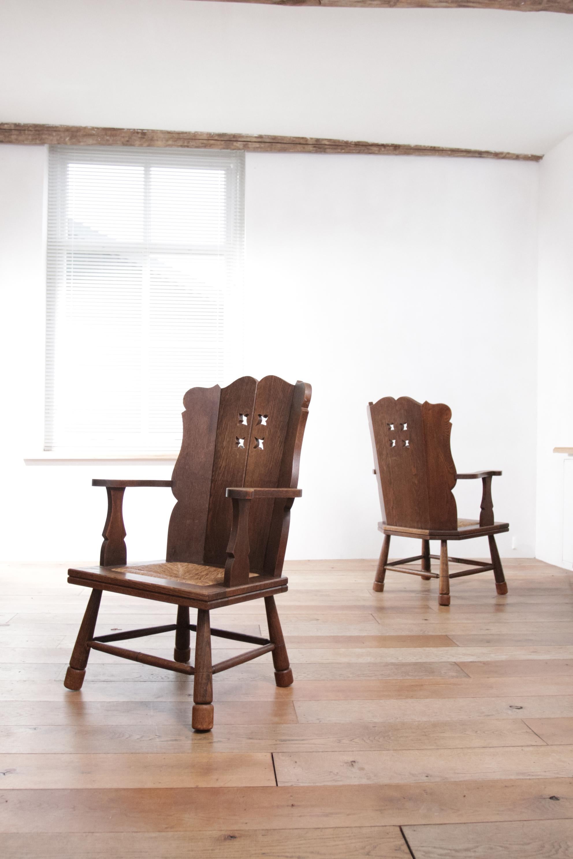 2 fauteuils de salon en jonc en chêne Wabi Sabi, style livre d'histoire néerlandais, datant d'environ 1935 en vente 3