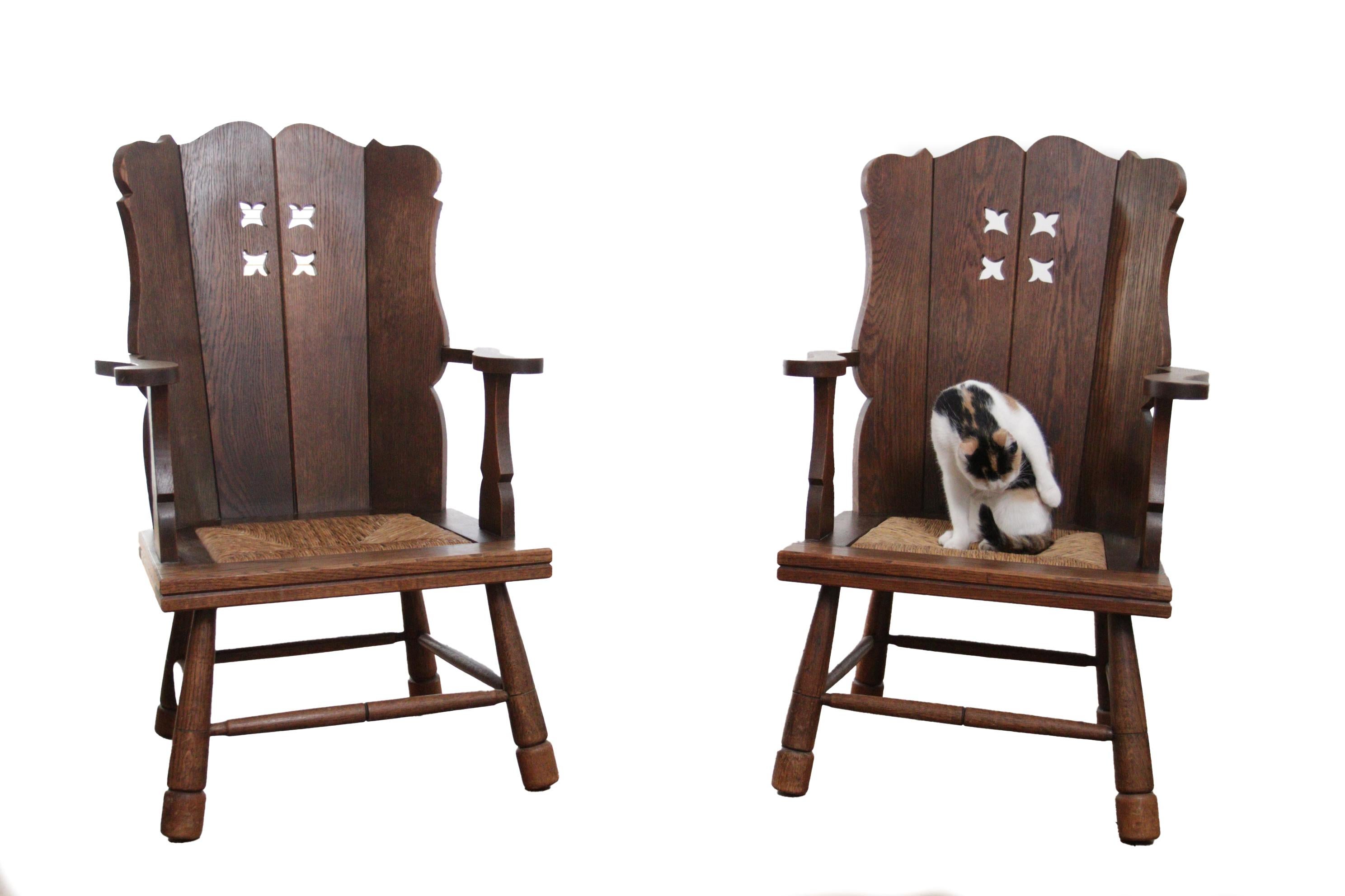 Deux belles chaises en chêne massif avec une assise en jonc des années 1930.
S'intègre parfaitement au style de designers tels que Henning Kjærnulf, Axel Einar Hjorth, Charlotte Perriand, Jean Touret et Charles Dudouyt.
Les chaises sont confortables