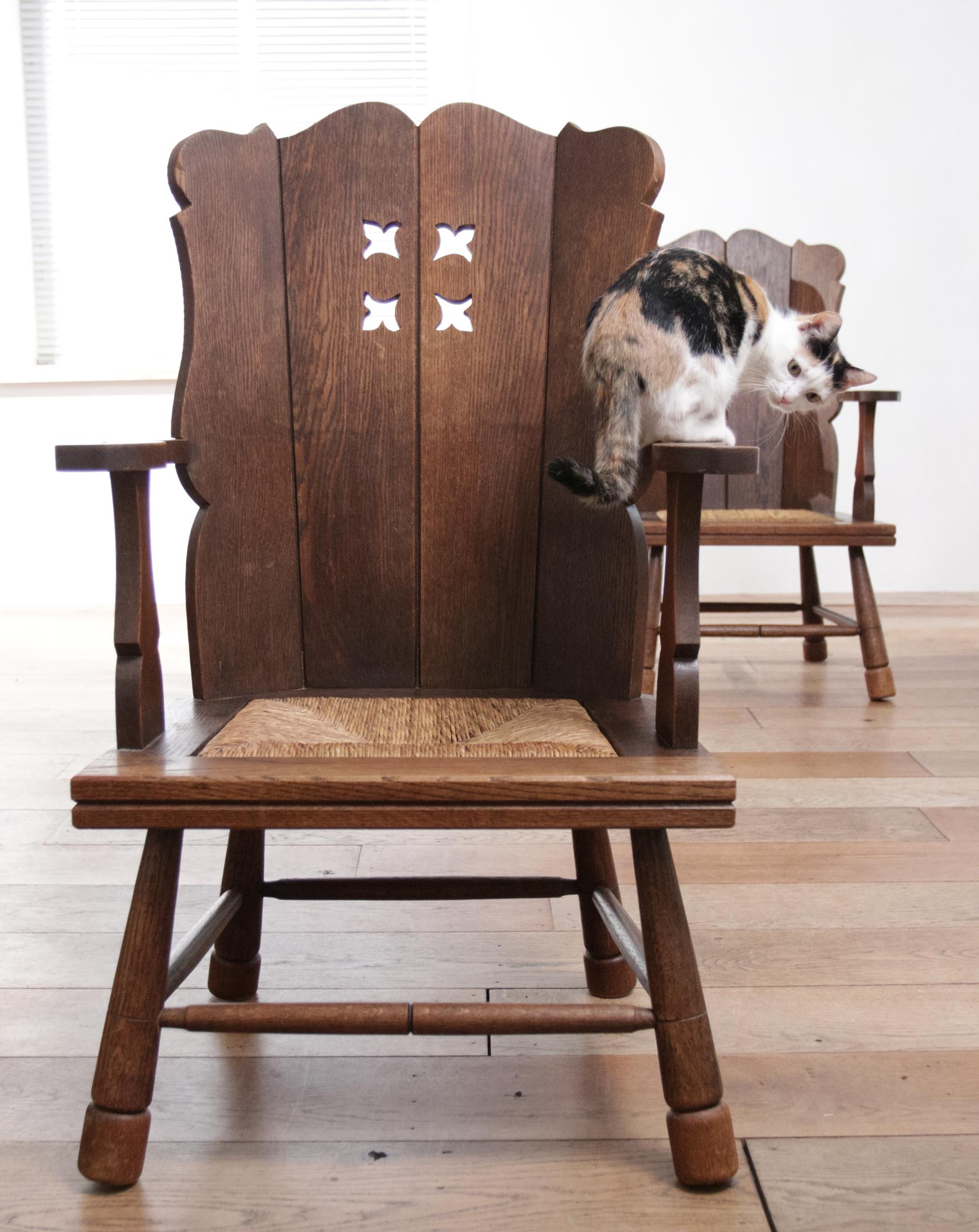 2 Dutch Story Book Brutalist Wabi Sabi Oak Rush Lounge Chairs, circa 1935 In Good Condition For Sale In Boven Leeuwen, NL
