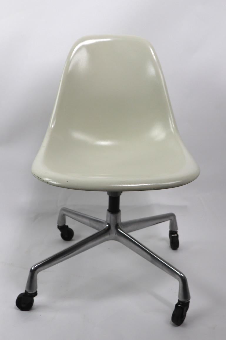 2 chaises pivotantes Eames en fibre de verre sur bases de groupe en aluminium en vente 3