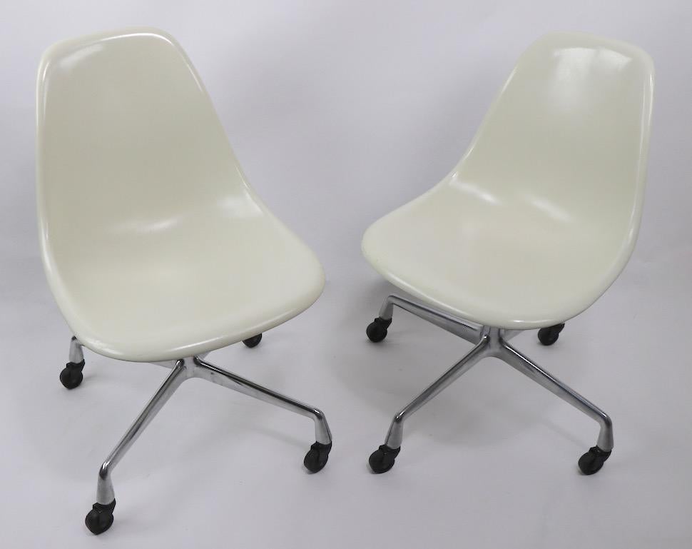 2 chaises pivotantes Eames en fibre de verre sur bases de groupe en aluminium en vente 4