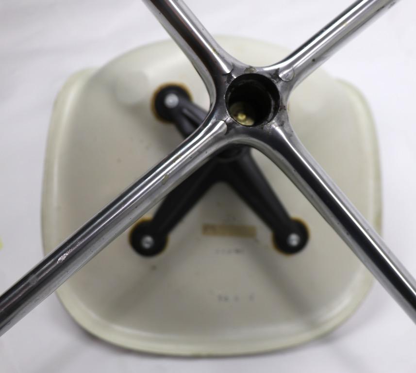 2 Eames Drehstühle aus Fiberglas auf Aluminiumgruppesockeln im Angebot 6