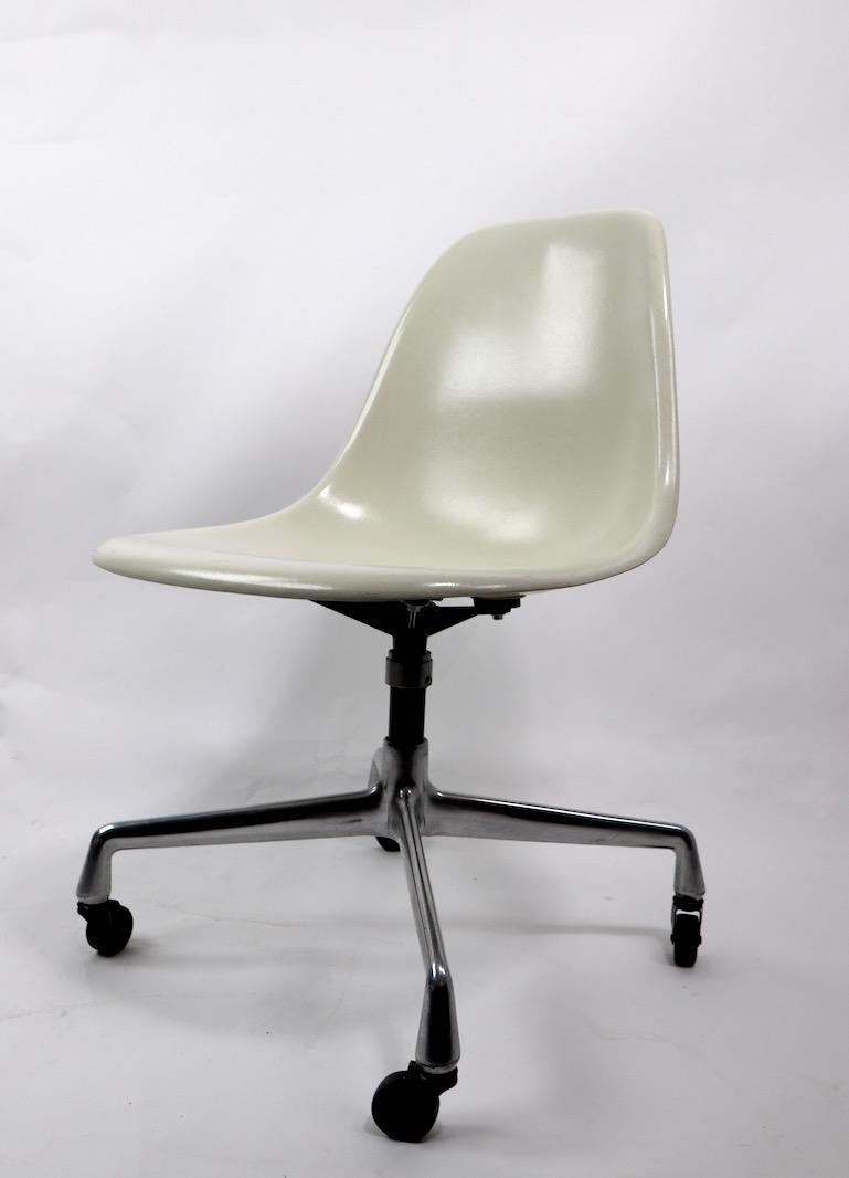 Mid-Century Modern 2 chaises pivotantes Eames en fibre de verre sur bases de groupe en aluminium en vente