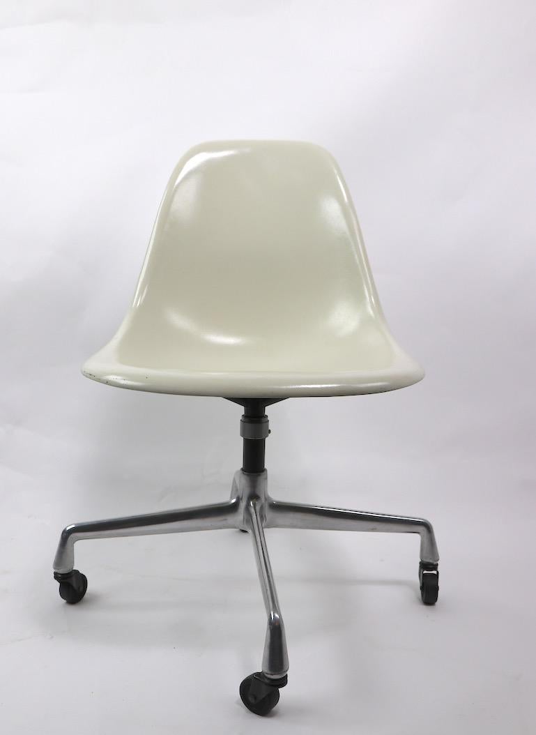 Américain 2 chaises pivotantes Eames en fibre de verre sur bases de groupe en aluminium en vente