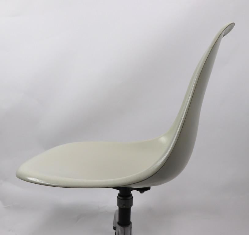 2 chaises pivotantes Eames en fibre de verre sur bases de groupe en aluminium Bon état - En vente à New York, NY