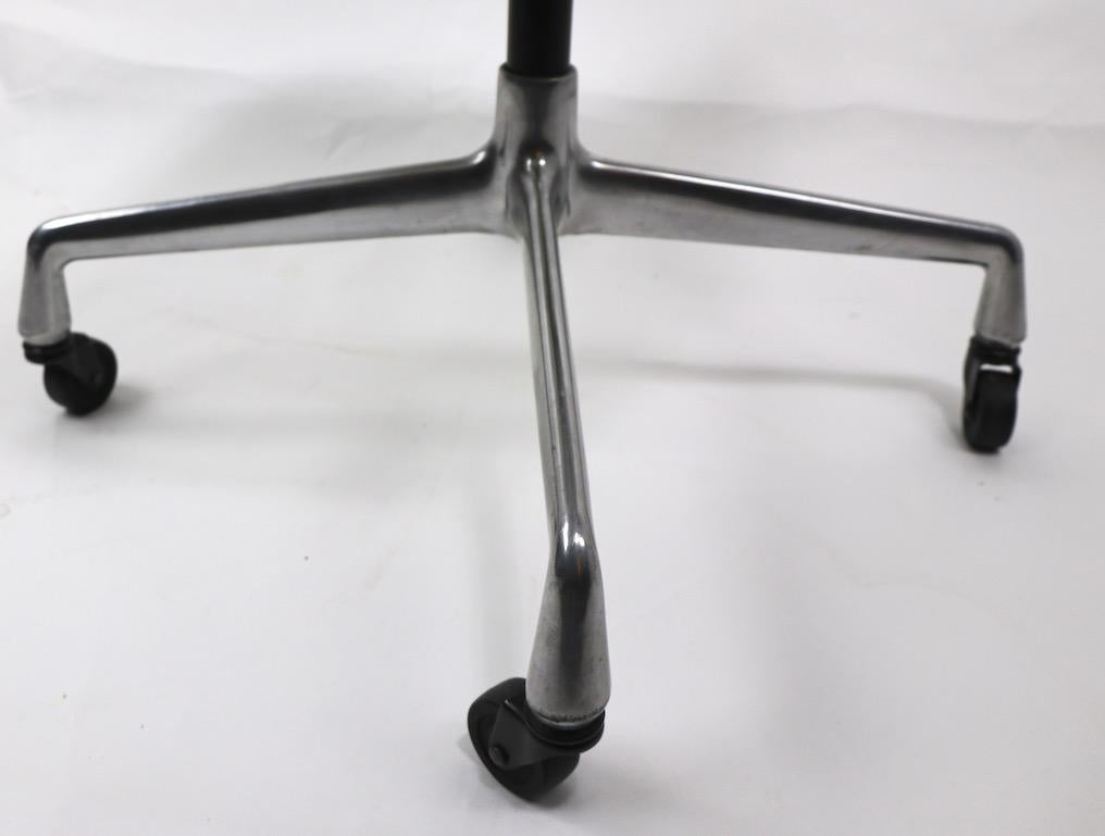 20ième siècle 2 chaises pivotantes Eames en fibre de verre sur bases de groupe en aluminium en vente
