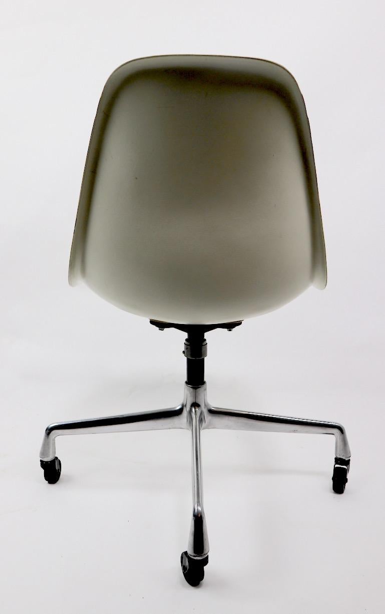 Fibre de verre 2 chaises pivotantes Eames en fibre de verre sur bases de groupe en aluminium en vente