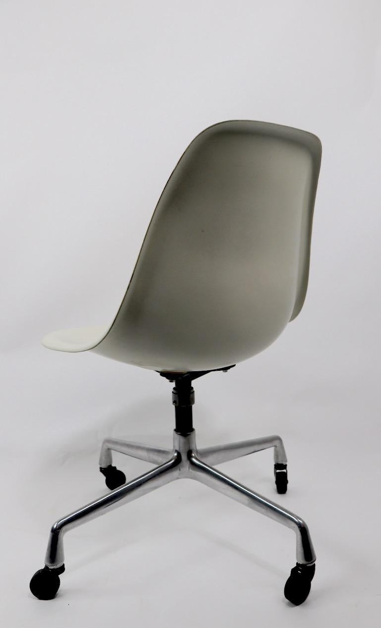 2 Eames Fiberglass Swivel Chairs on Aluminum Group Bases In Good Condition For Sale In New York, NY