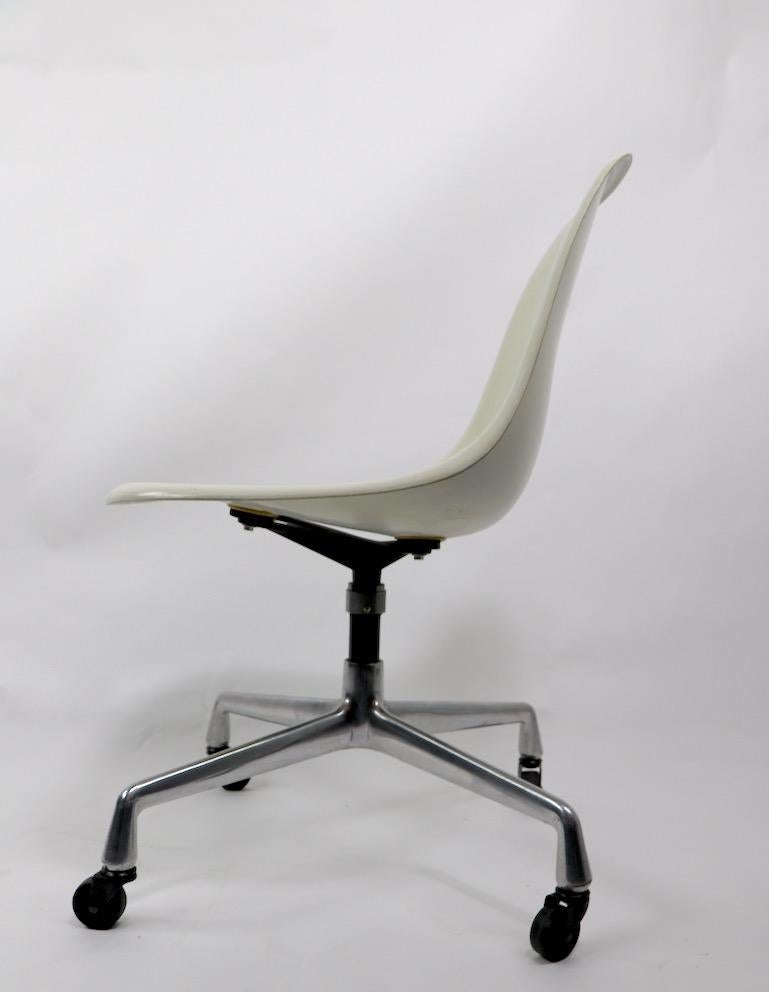 2 chaises pivotantes Eames en fibre de verre sur bases de groupe en aluminium en vente 2