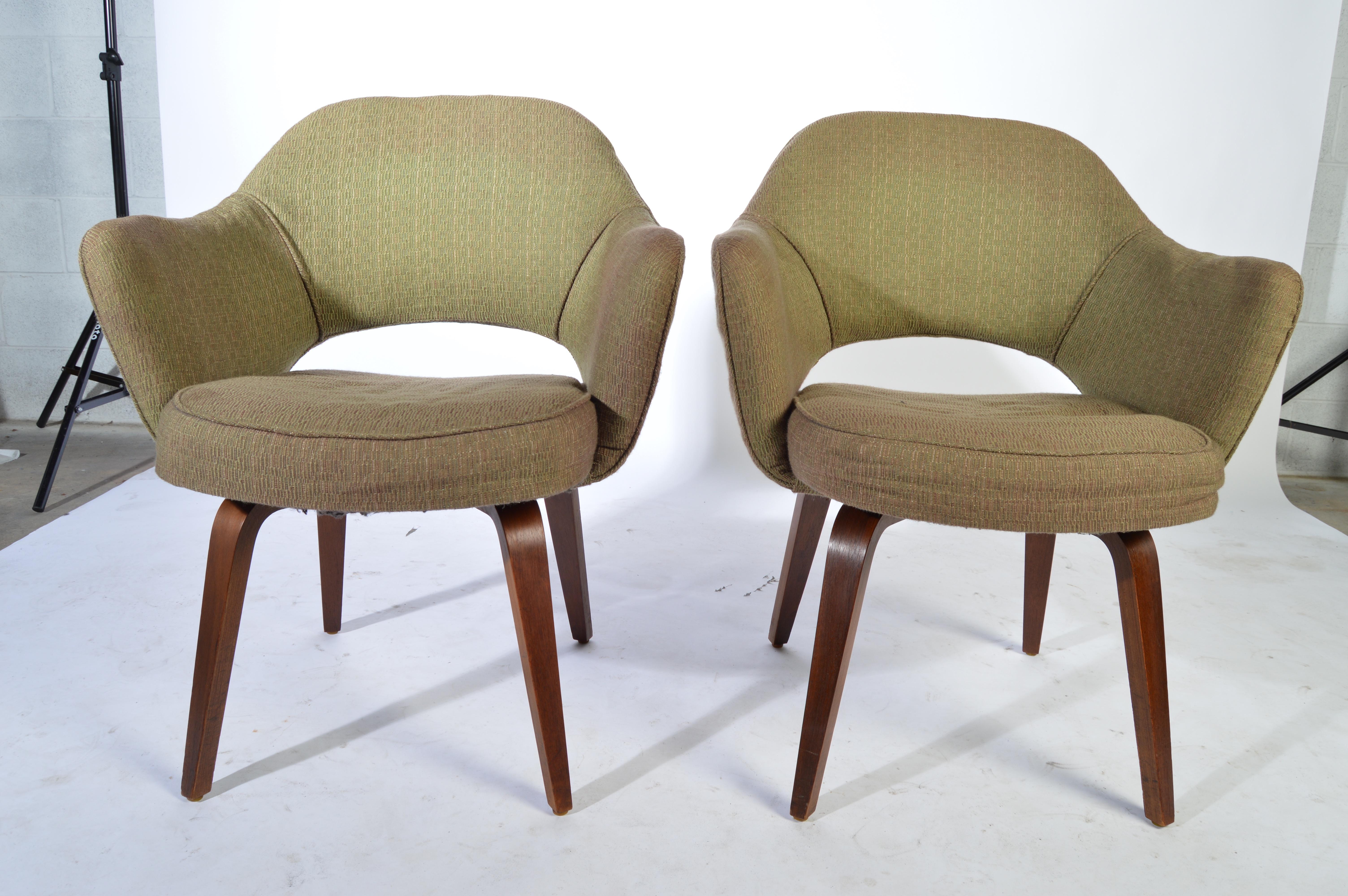 A striking pair of vintage executive armchairs designed by Eero Saarinen for Knoll. 

 