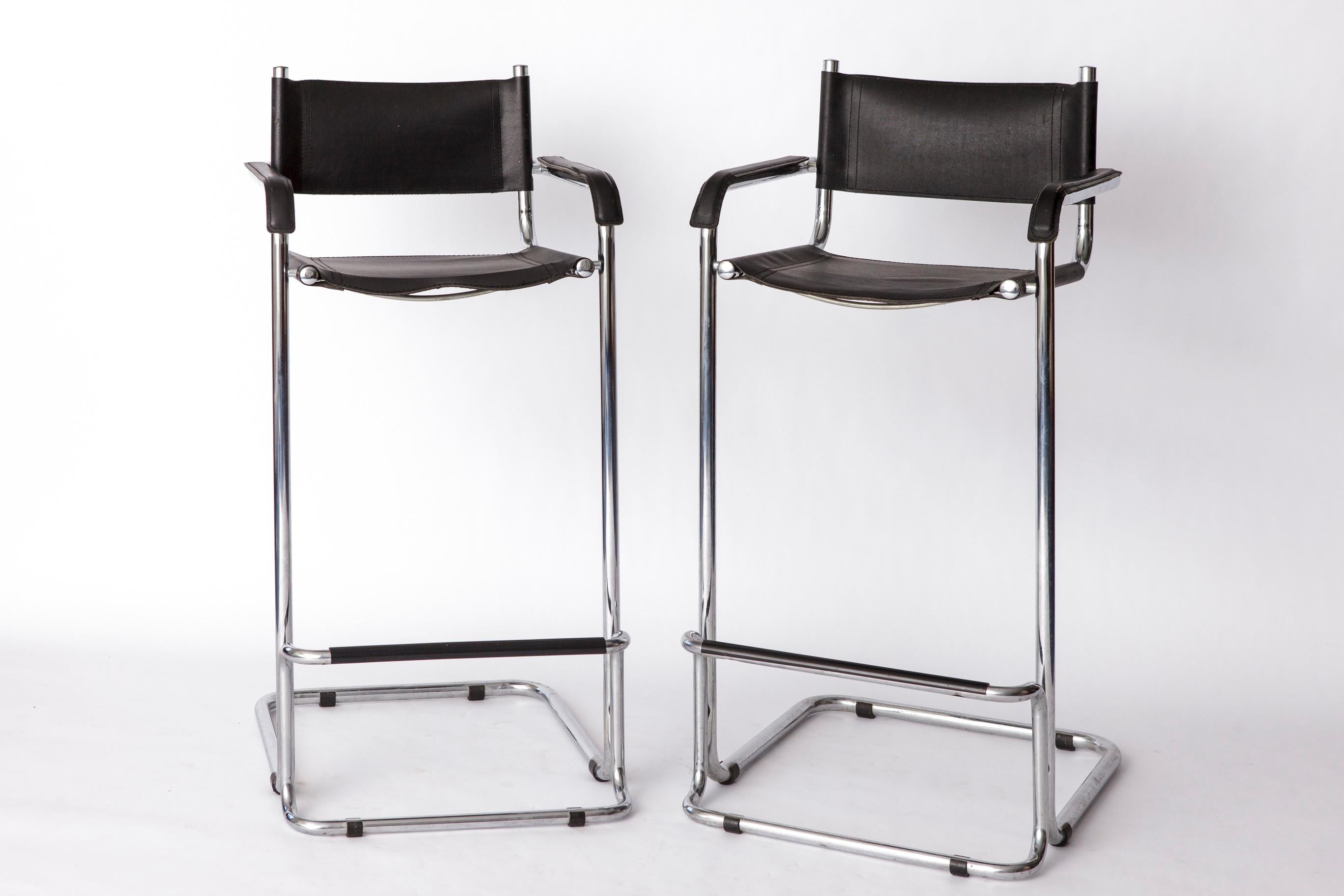 ✨ Sedia a sbalzo Eleg anni '90 - Design italiano elegante 🇮🇹

Eleva il tuo spazio con questa splendida sedia a sbalzo degli anni '90, probabilmente di origine italiana, che combina stile moderno e design funzionale. Caratterizzata da una struttura