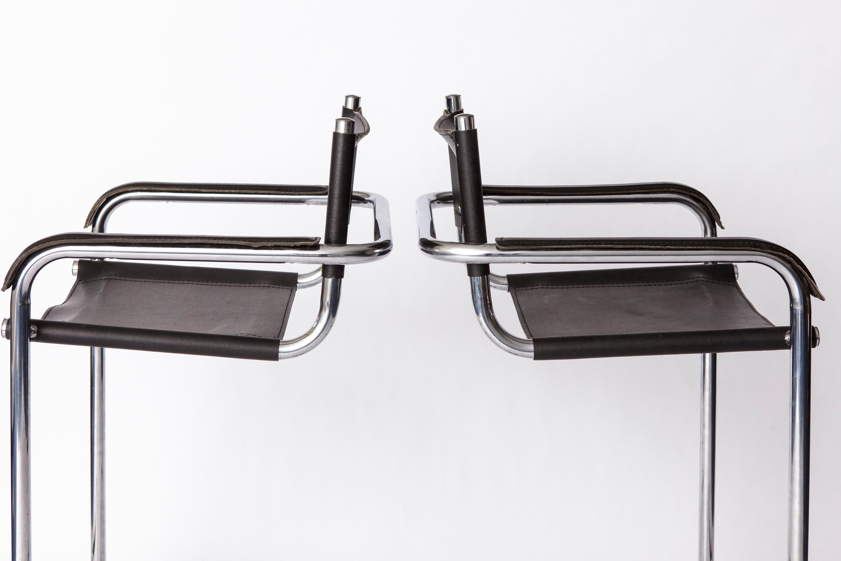 2 Eleganti sedie a sbalzo degli anni '90 - Struttura in metallo cromato, pelle artificiale In condizioni buone in vendita a Hannover, DE