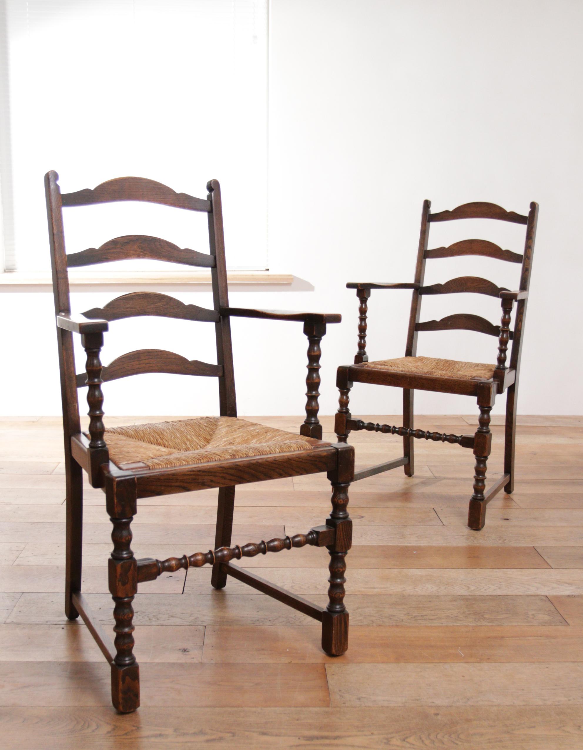 2 English Bobbin Ladder Back Oak Rush Seat Armchairs In Good Condition For Sale In Boven Leeuwen, NL