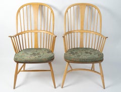 2 English Windsor Armchairs, Manufactured By Ercol, From The 20th Century.