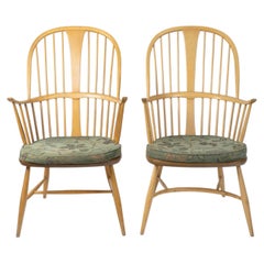 2 fauteuils Windsor anglais, fabriqués par Ercol, datant du XXe siècle.